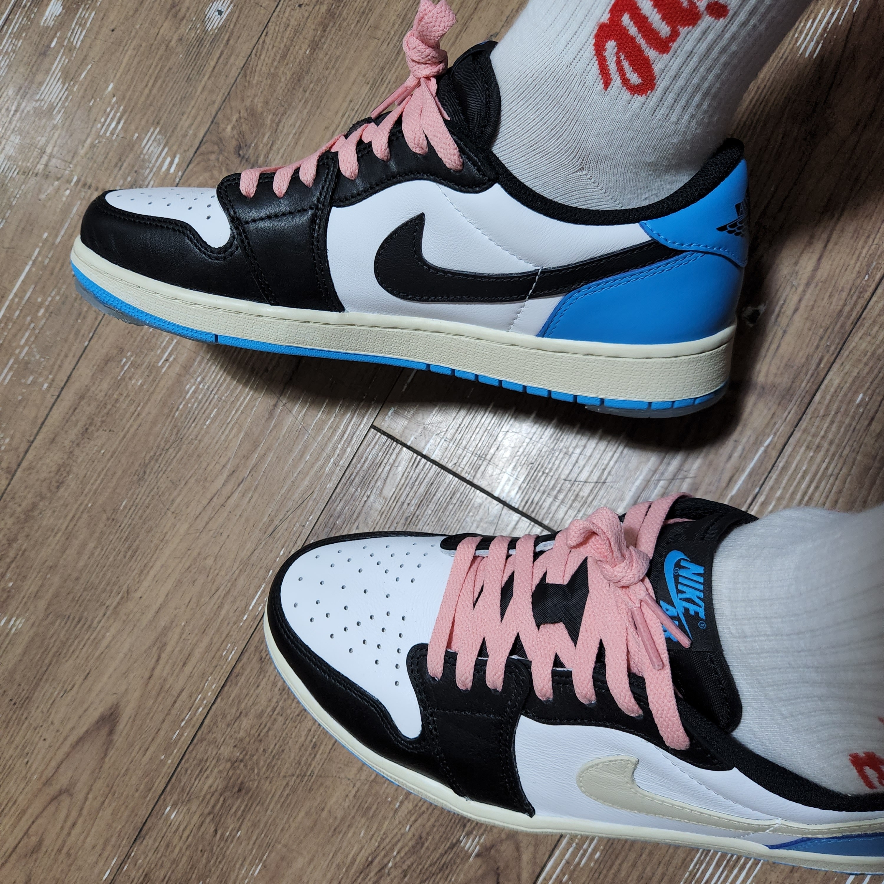 Jordan 1 Retro Low OG Black and Dark Powder Blue 착용 스타일 - 5