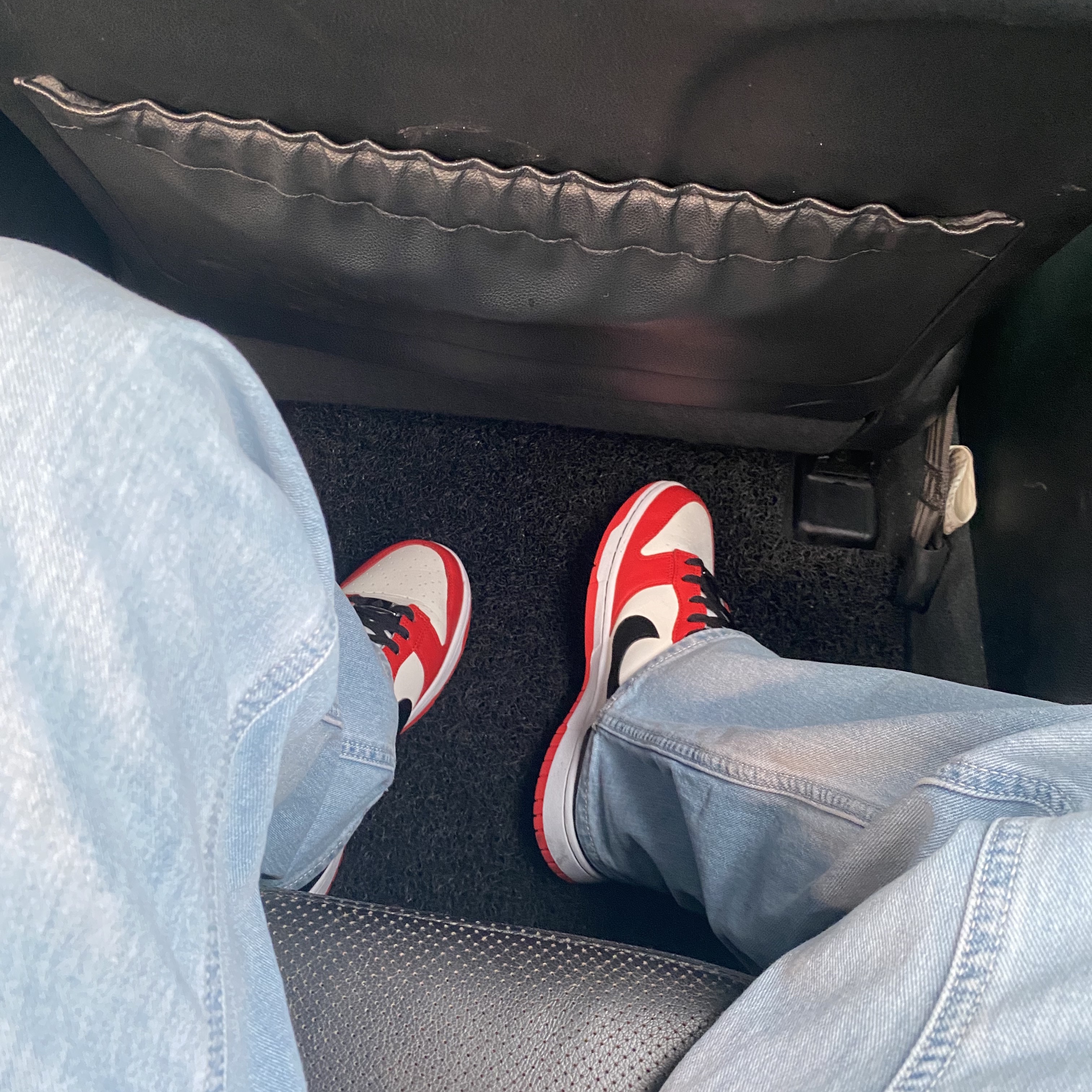 Nike x NBA Dunk Low Retro EMB Black and Chile Red 착용 스타일 - 4