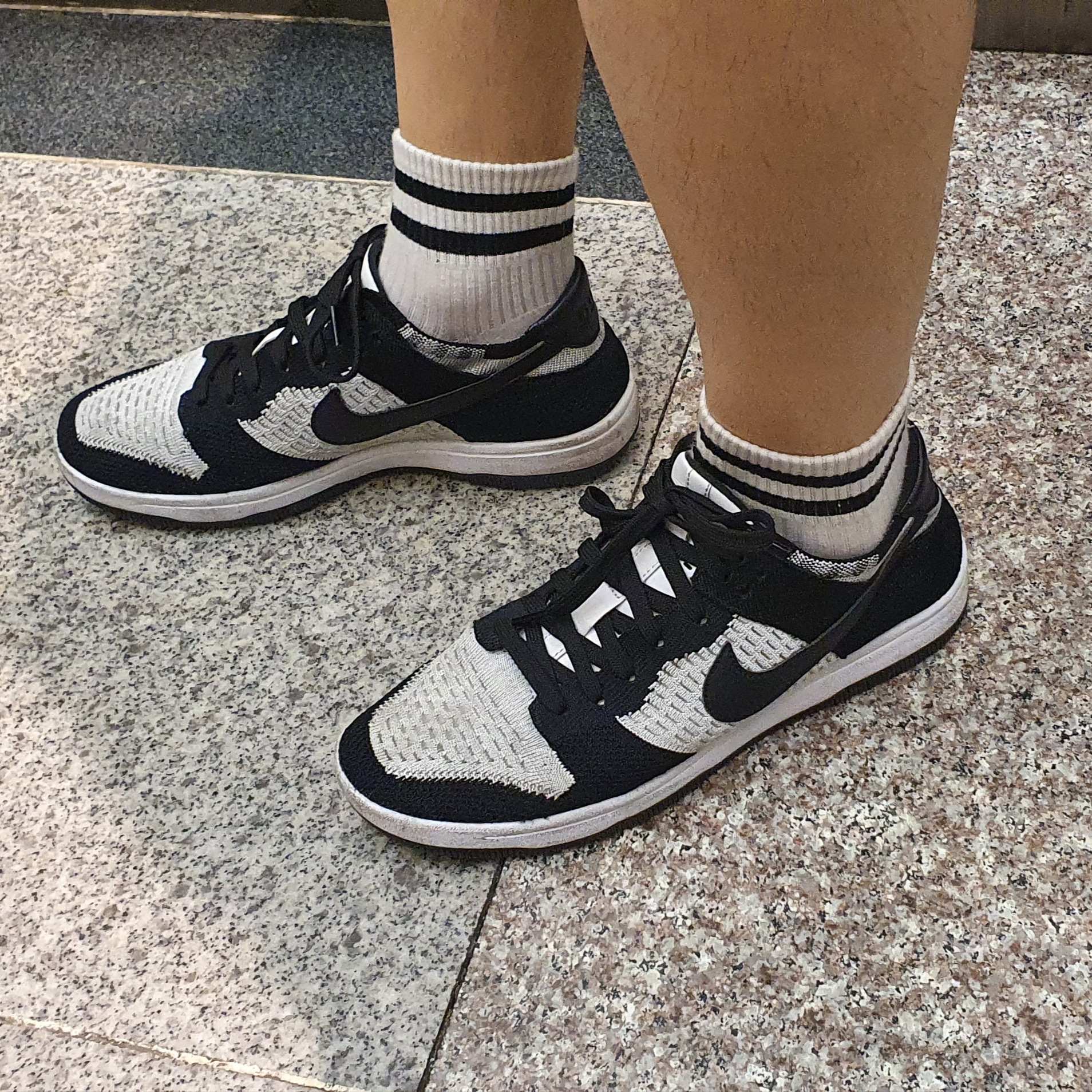 Nike Dunk Low Flyknit White Wolf Grey 착용 스타일 - 2