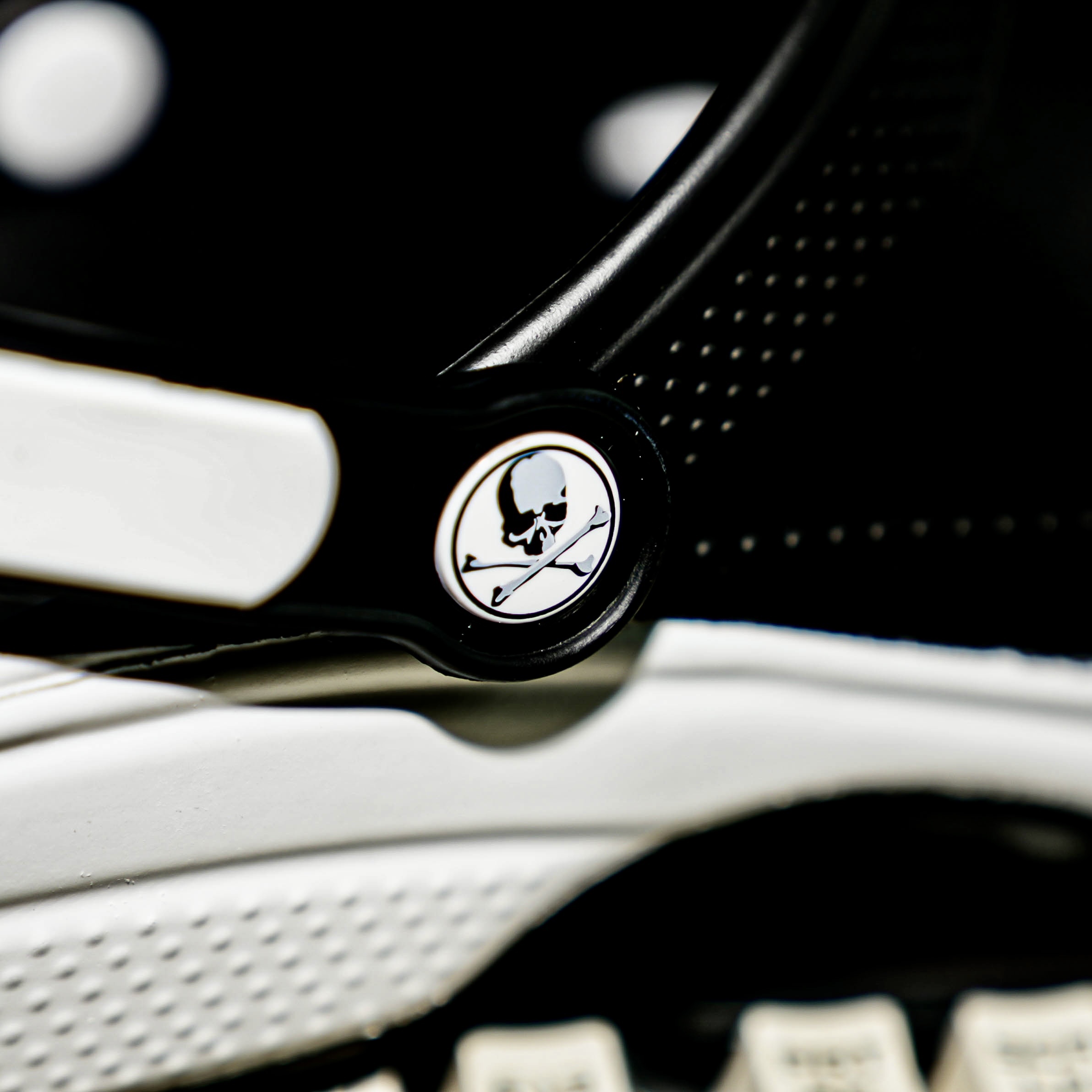 Crocs x Mastermind Classic Clog Black White 착용 스타일 - 1