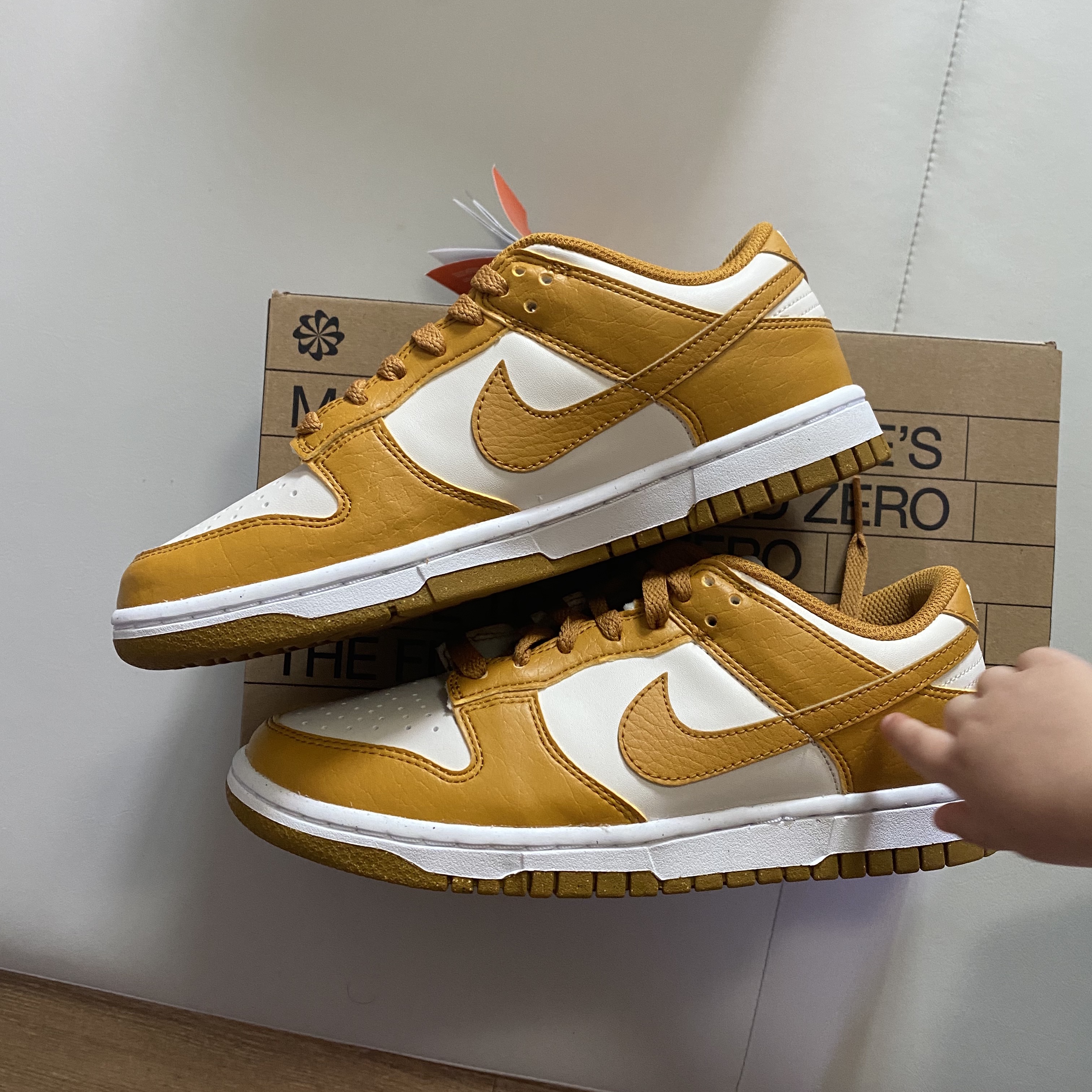Jordan 1 Retro Low OG Black and Dark Powder Blue, (W) Nike Dunk Low Next Nature Phantom 착용 스타일 - 2