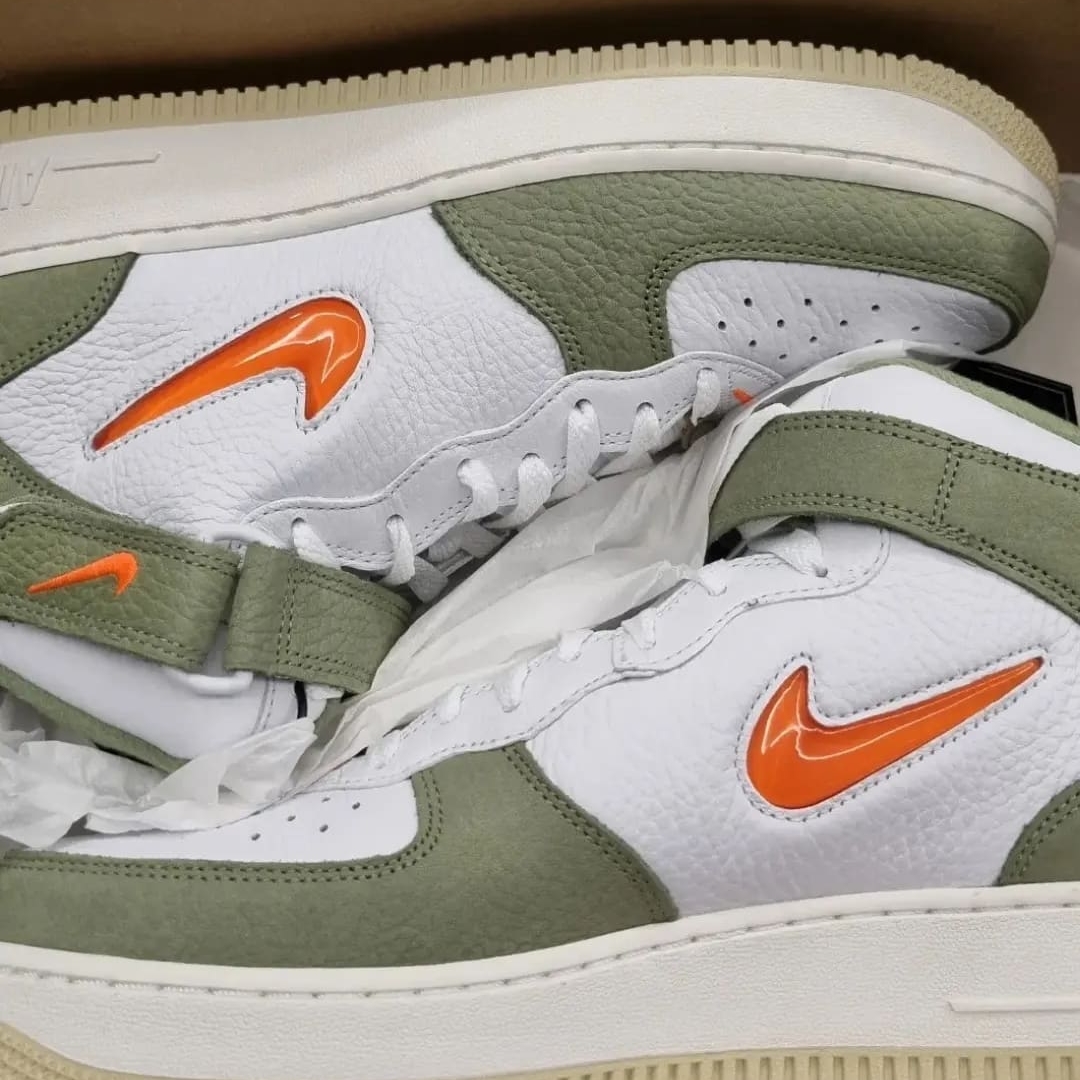 Nike Air Force 1 Mid '07 QS Olive Green and Total Orange 착용 스타일 - 1