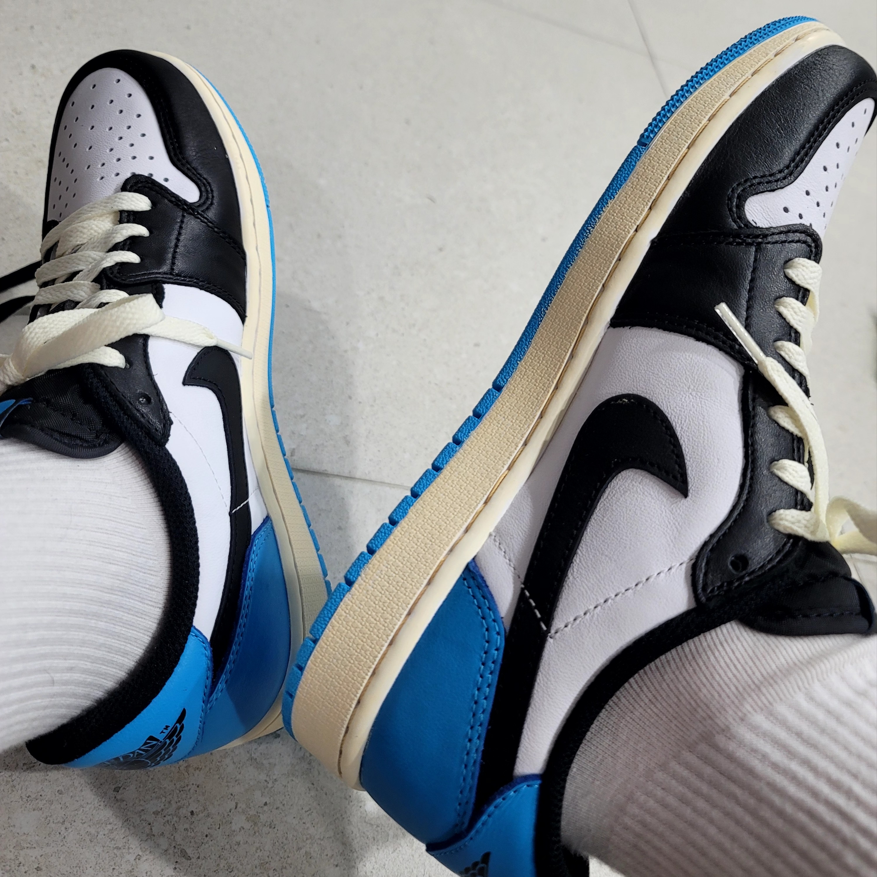 Jordan 1 Retro Low OG Black and Dark Powder Blue, (W) Jordan 1 Retro Low OG Black and Dark Powder Blue 착용 스타일 - 1