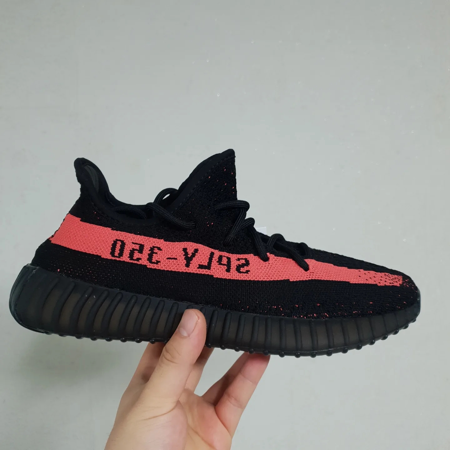Adidas Yeezy Boost 350 V2 Core Black Red 2022/2023 착용 스타일 - 3
