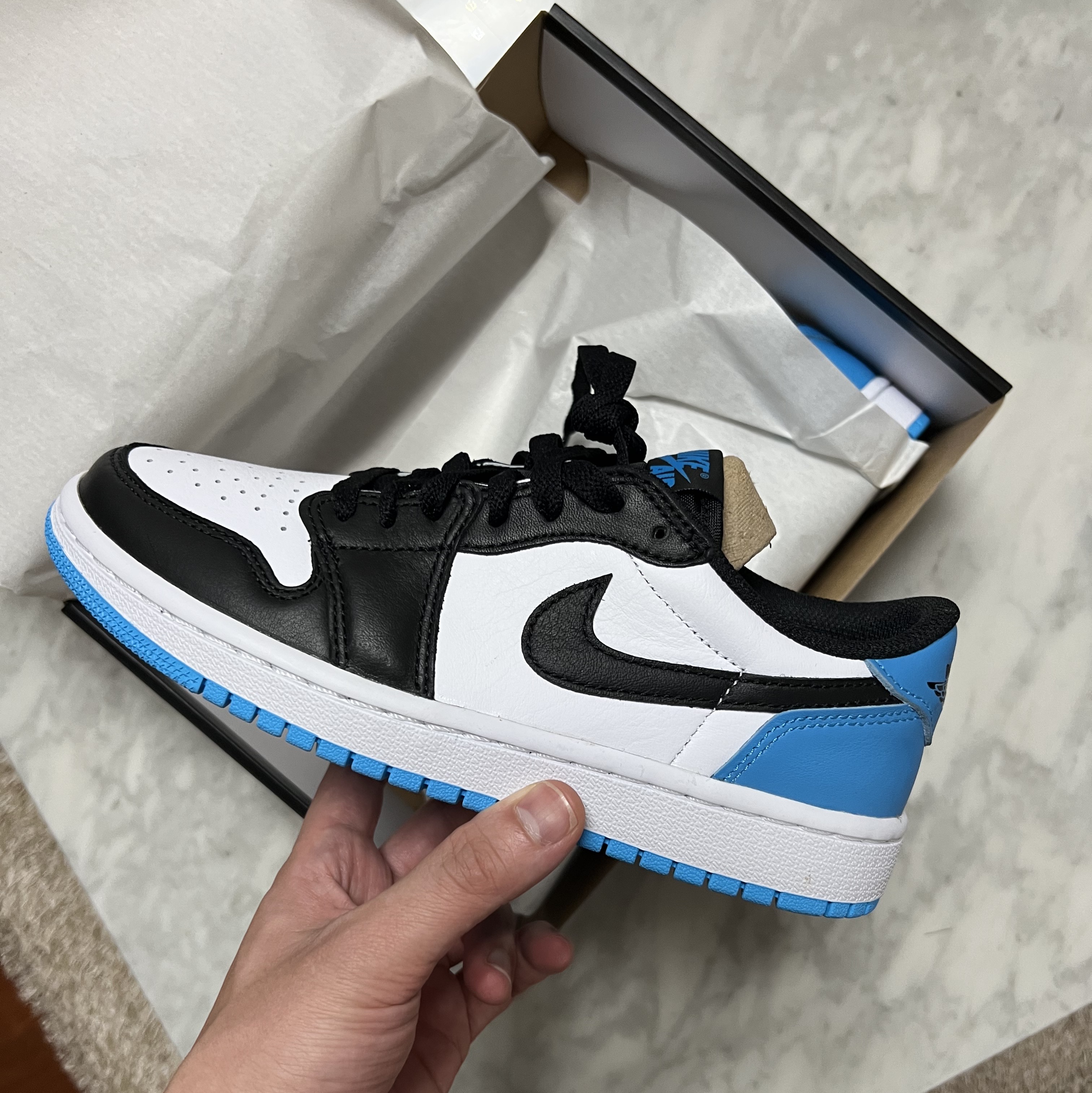 (W) Jordan 1 Retro Low OG Black and Dark Powder Blue 착용 스타일