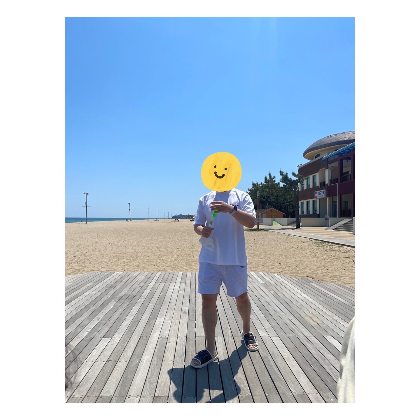 Stussy Strawberry T-Shirt White, Nike Asuna Slide Pale Ivory Rattan 착용 스타일