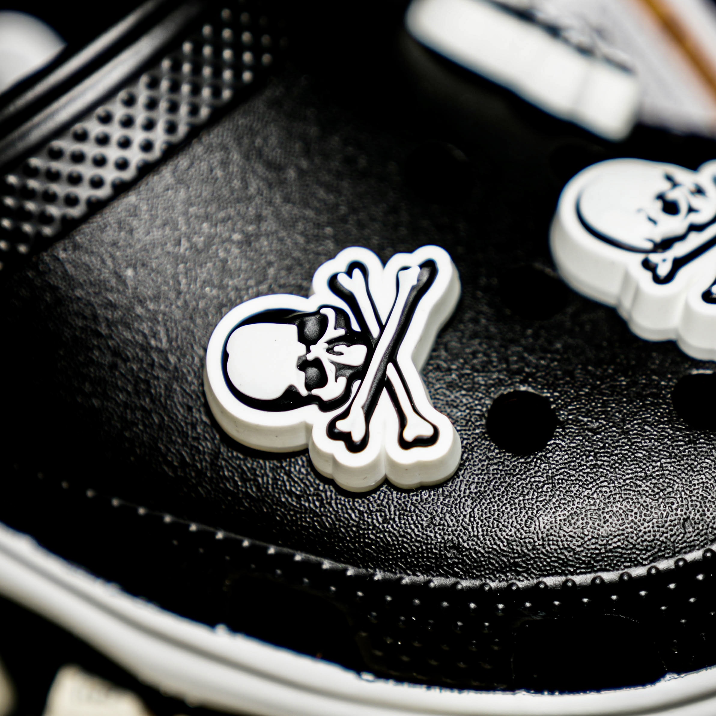 Crocs x Mastermind Classic Clog Black White 착용 스타일 - 2