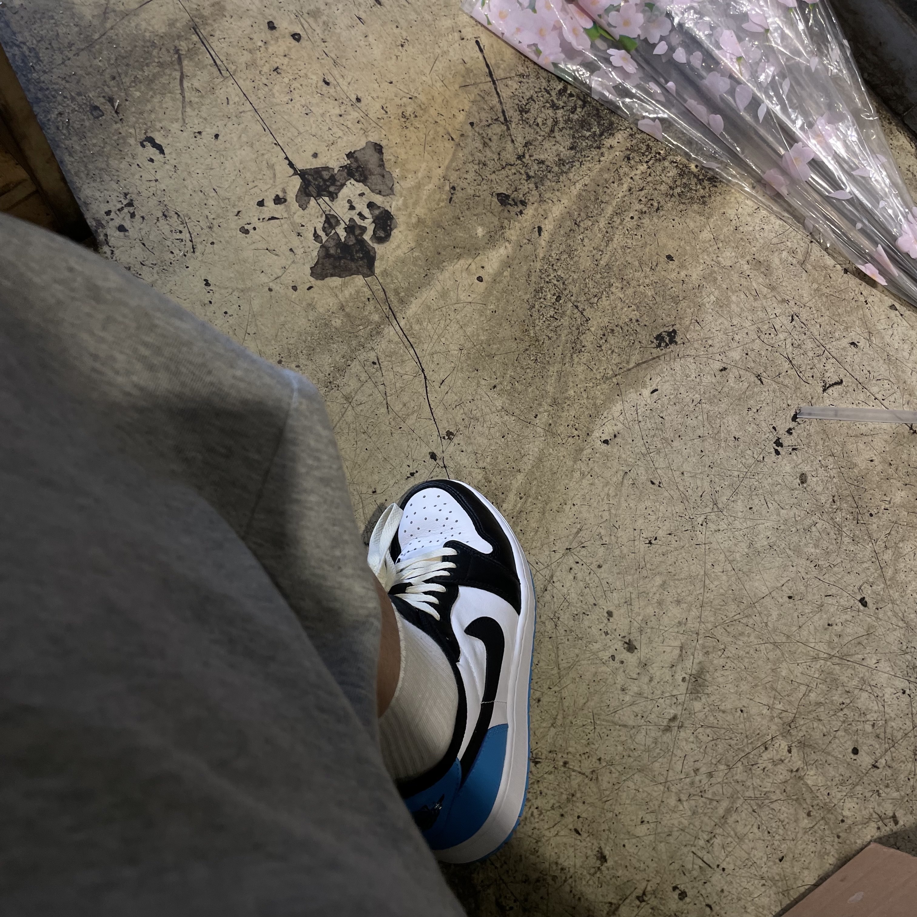 Jordan 1 Retro Low OG Black and Dark Powder Blue 착용 스타일