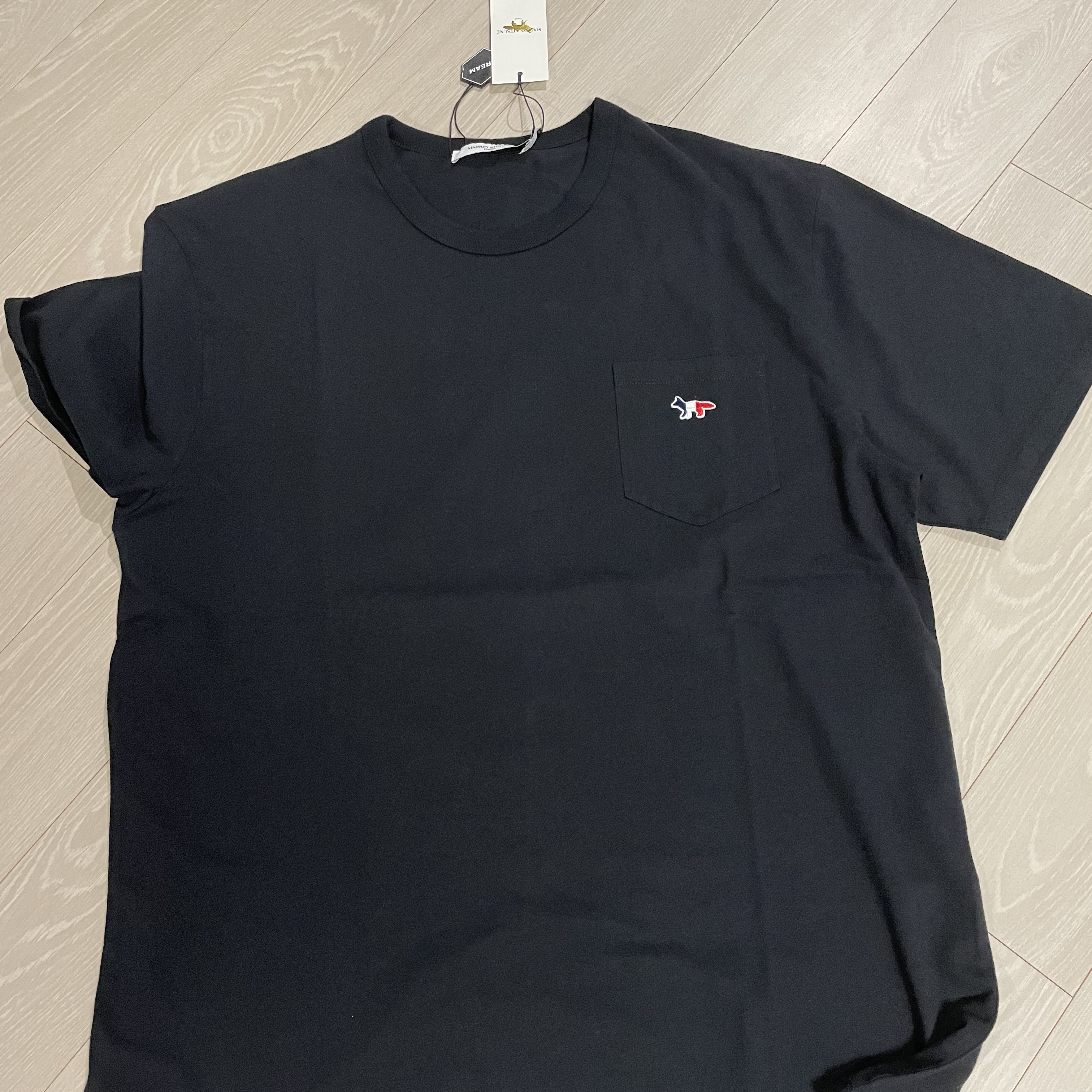 Maison Kitsune Tricolor Fox Patch Classic Pocket T-Shirt Black 착용 스타일 - 2