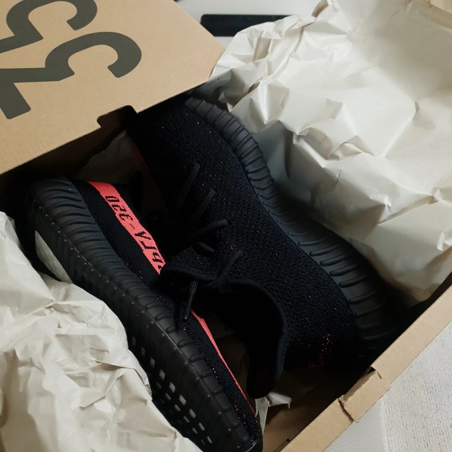 Adidas Yeezy Boost 350 V2 Core Black Red 2022/2023 착용 스타일 - 2