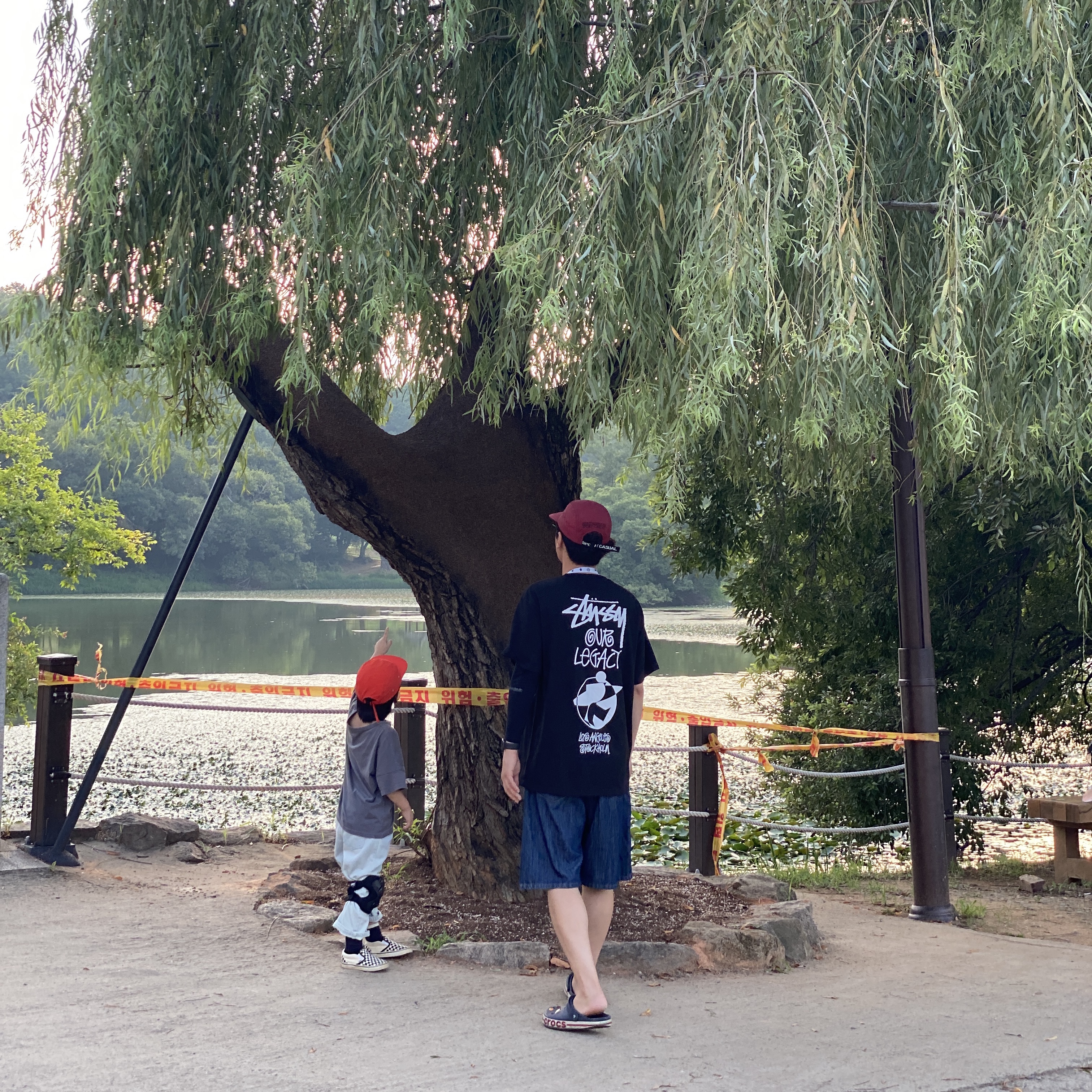 Stussy x Our Legacy Surfman 2 Pigment Dyed T-Shirt Black 착용 스타일