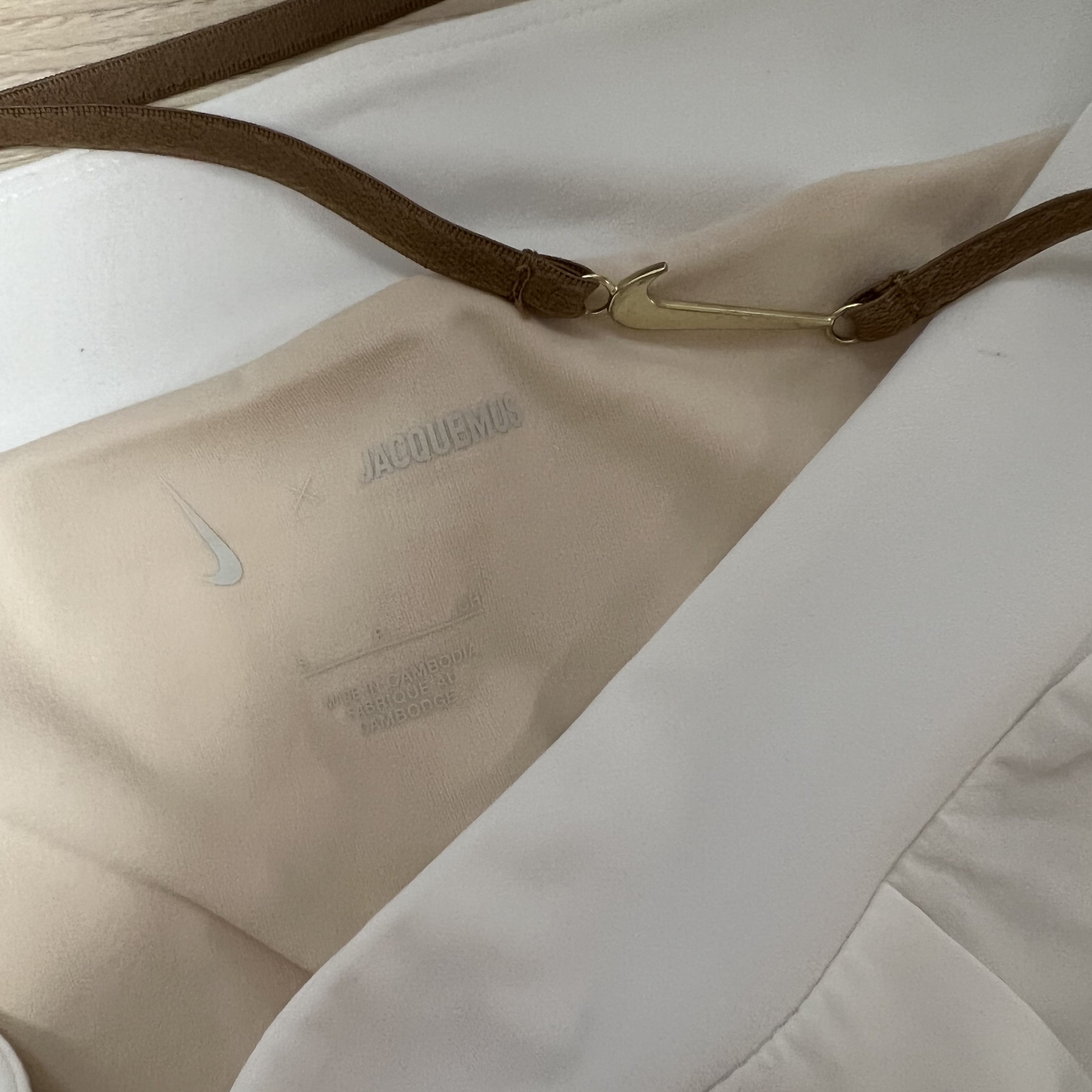 (W) Nike x Jacquemus NRG Pleated Mini Skirt White - Asia 착용 스타일 - 2
