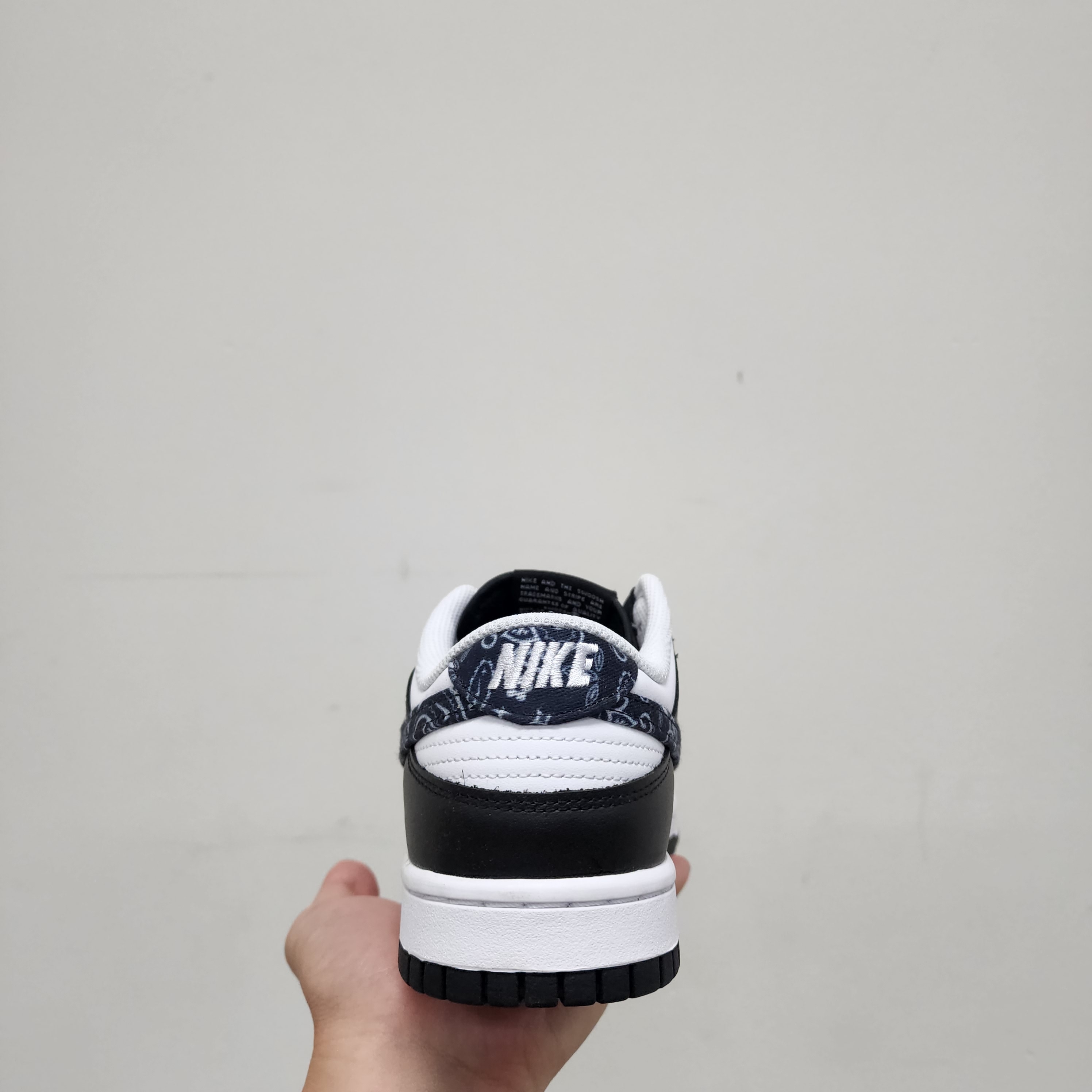(W) Nike Dunk Low Essential Black Paisley 착용 스타일 - 2