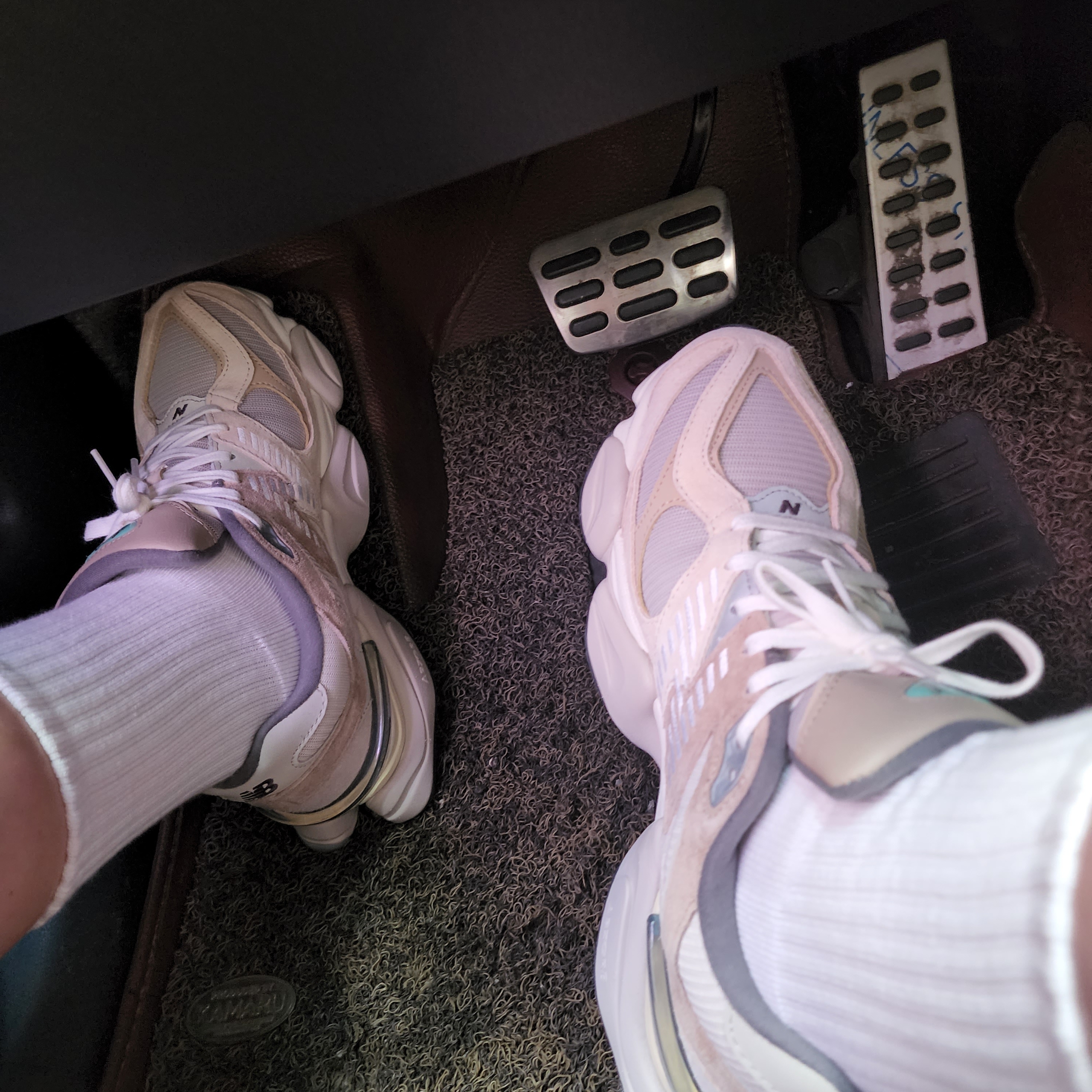New Balance 9060 Sea Salt 착용 스타일