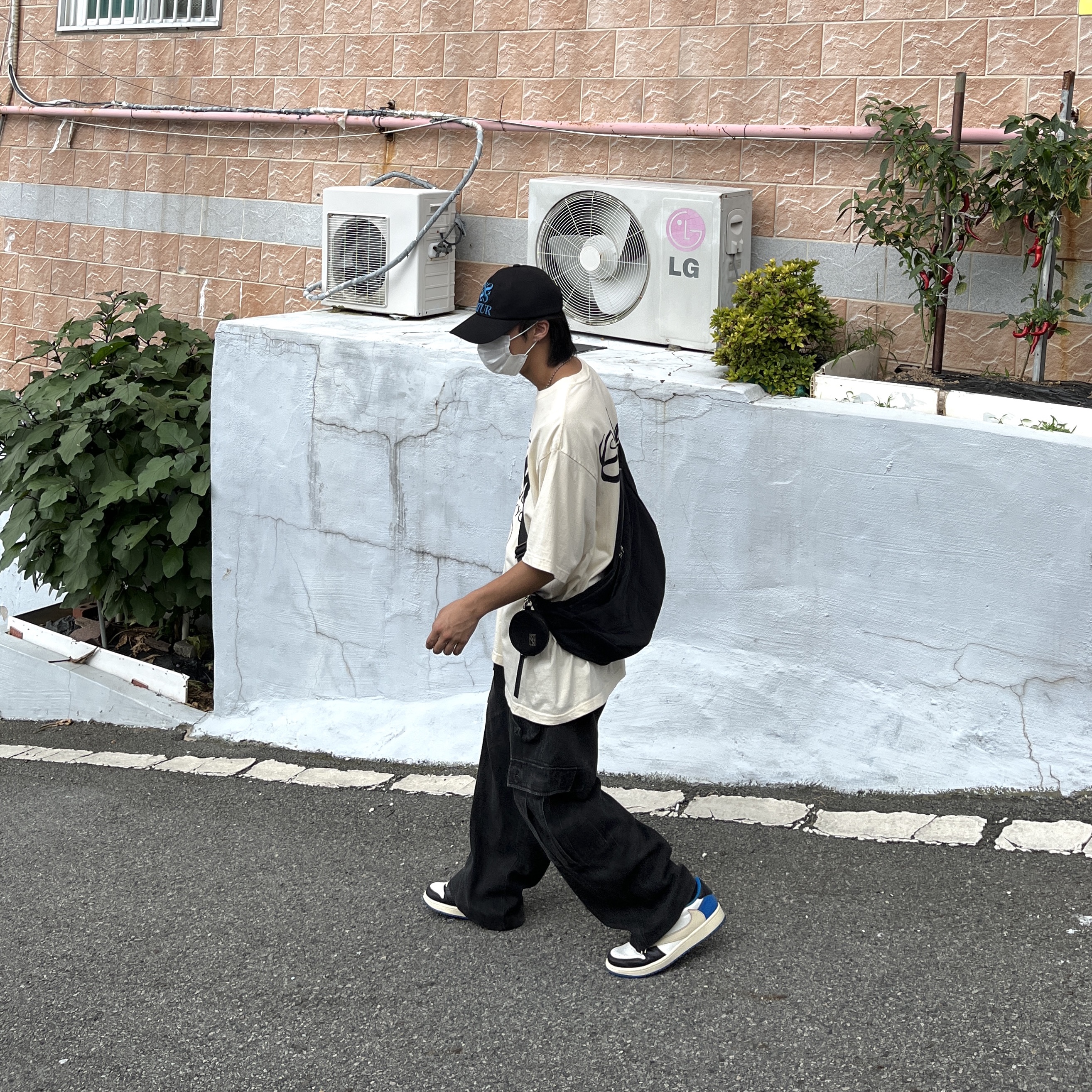 Jordan 1 x Travis Scott x Fragment Retro Low OG SP Military Blue, Stussy World Tour T-Shirt Pale Yellow 2021 착용 스타일 - 1