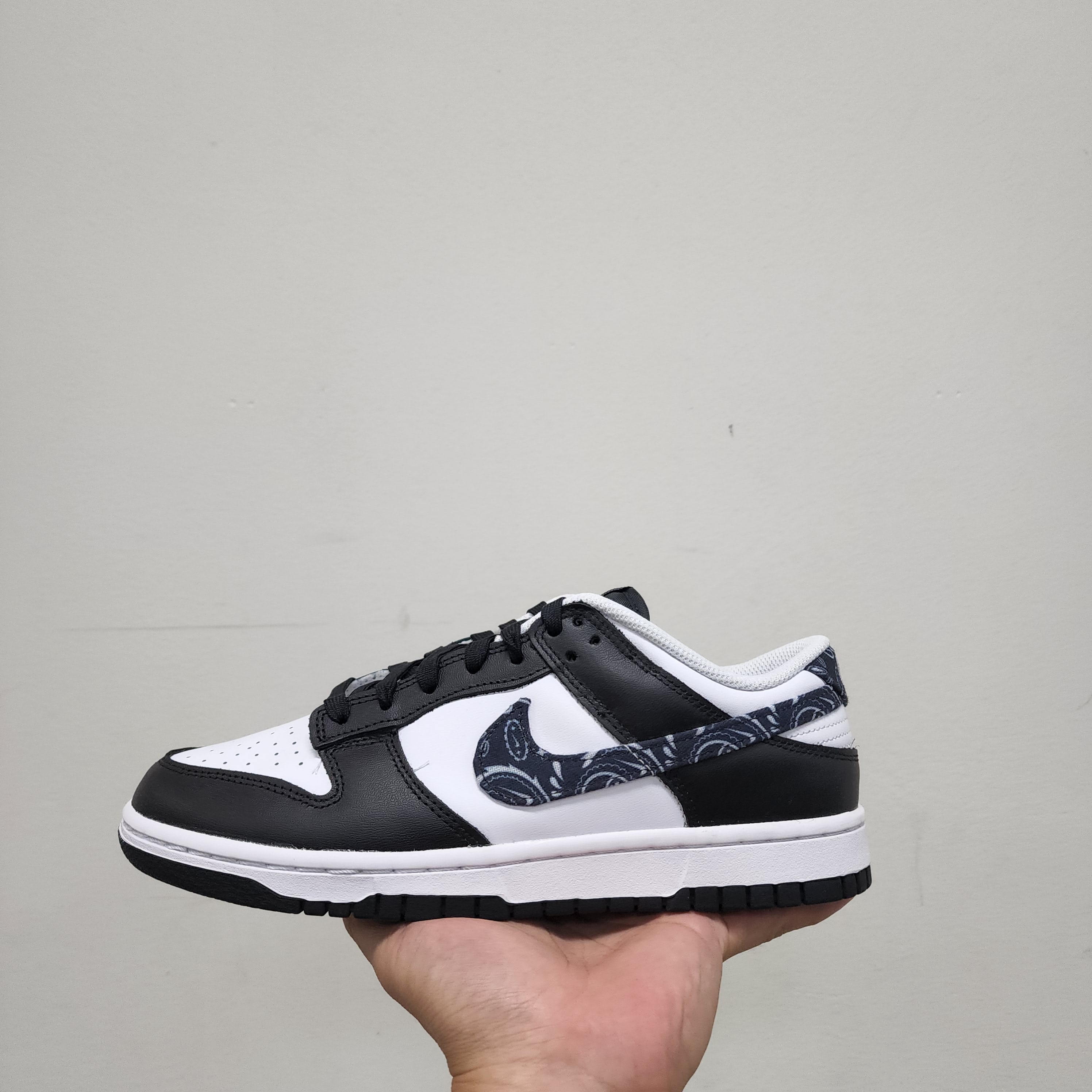 (W) Nike Dunk Low Essential Black Paisley 착용 스타일 - 1
