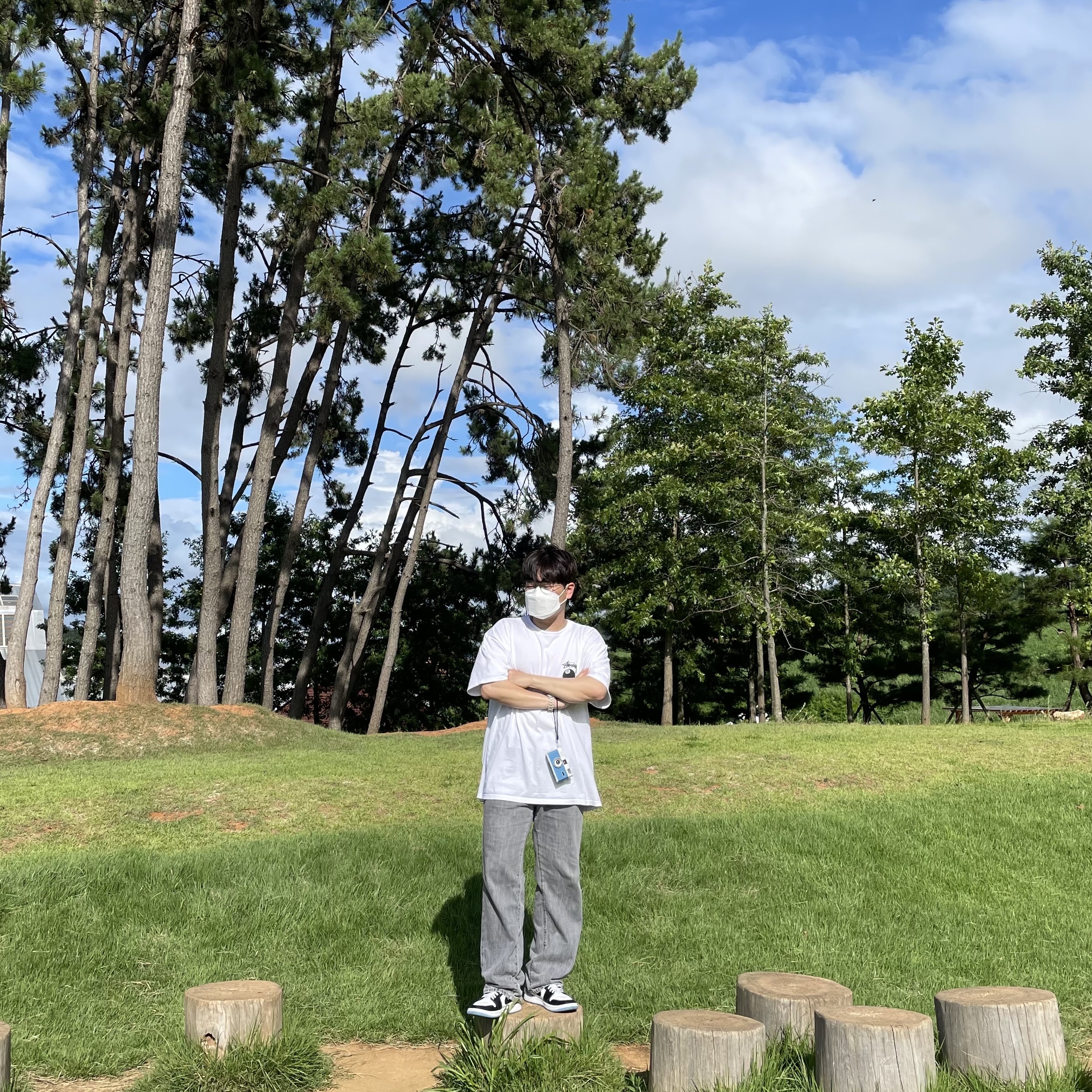 Stussy Billiards T-Shirt White, (W) Jordan 1 Mid White Black University Blue 착용 스타일