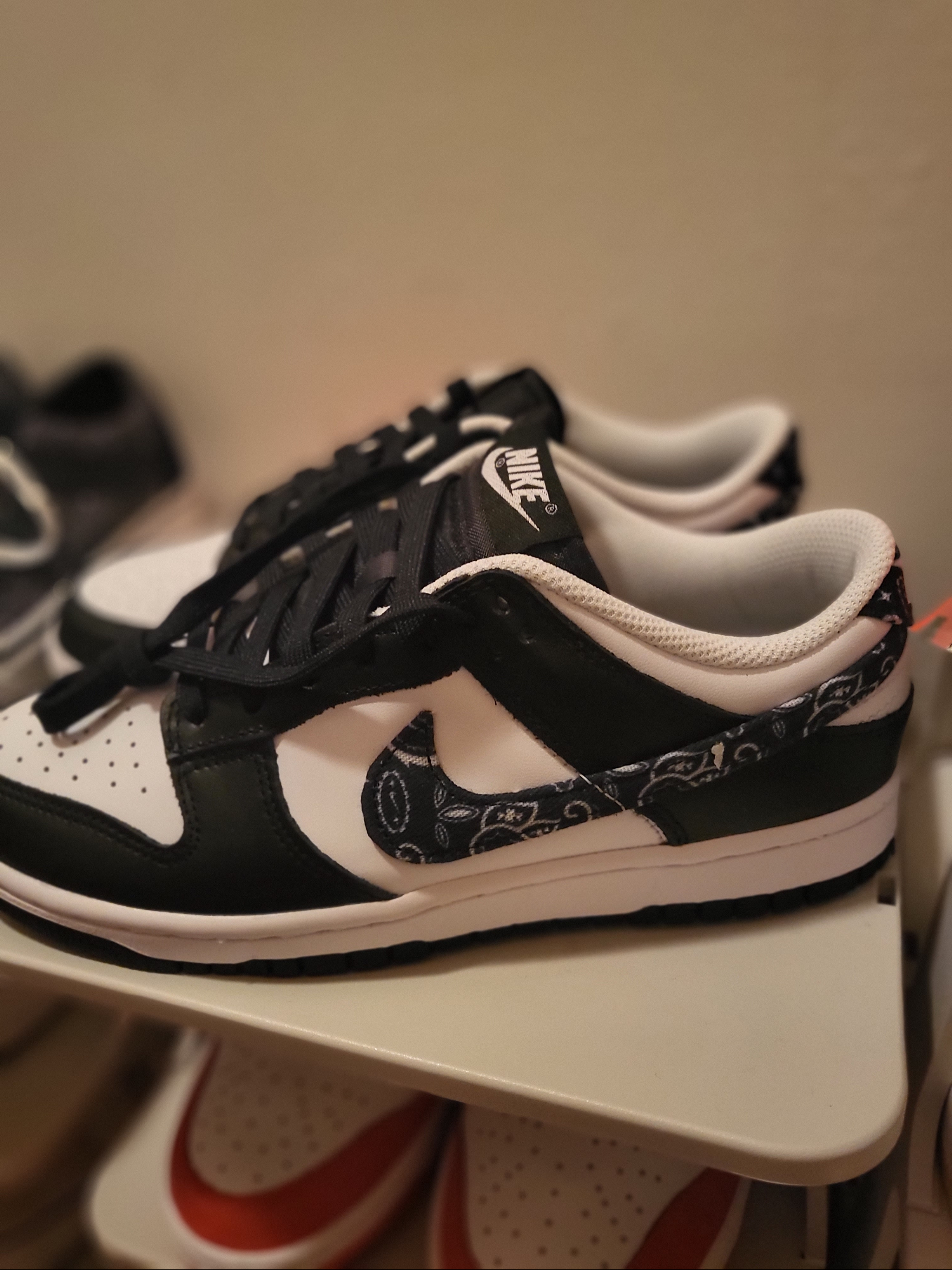 (W) Nike Dunk Low Essential Black Paisley 착용 스타일 - 2