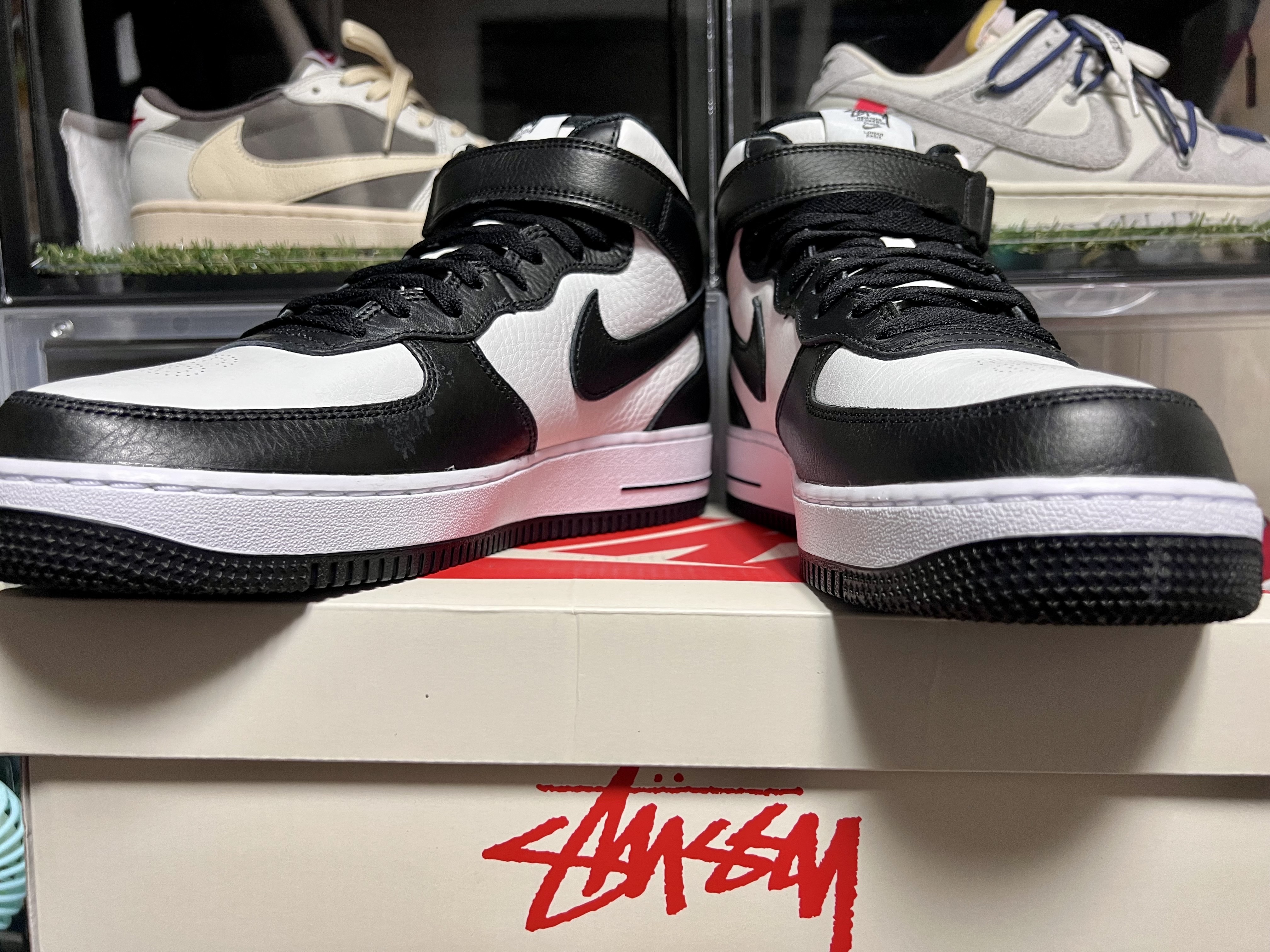 Nike x Stussy Air Force 1 '07 Mid SP Black and Light Bone 착용 스타일 - 3