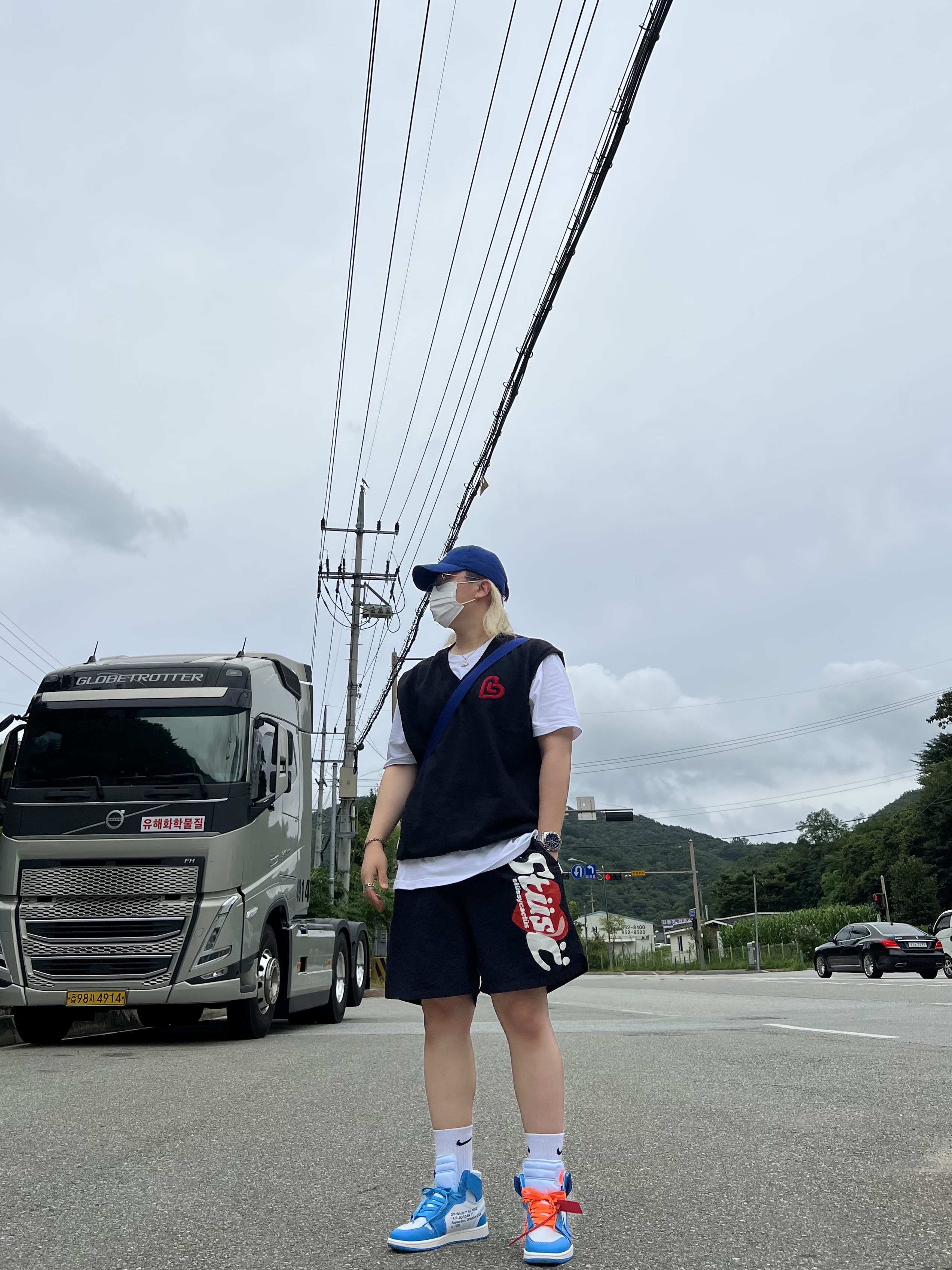Jordan 1 x Off-White Retro High University Blue, Stussy x Cactus Plant Flea Market Shorts Black 착용 스타일 - 1