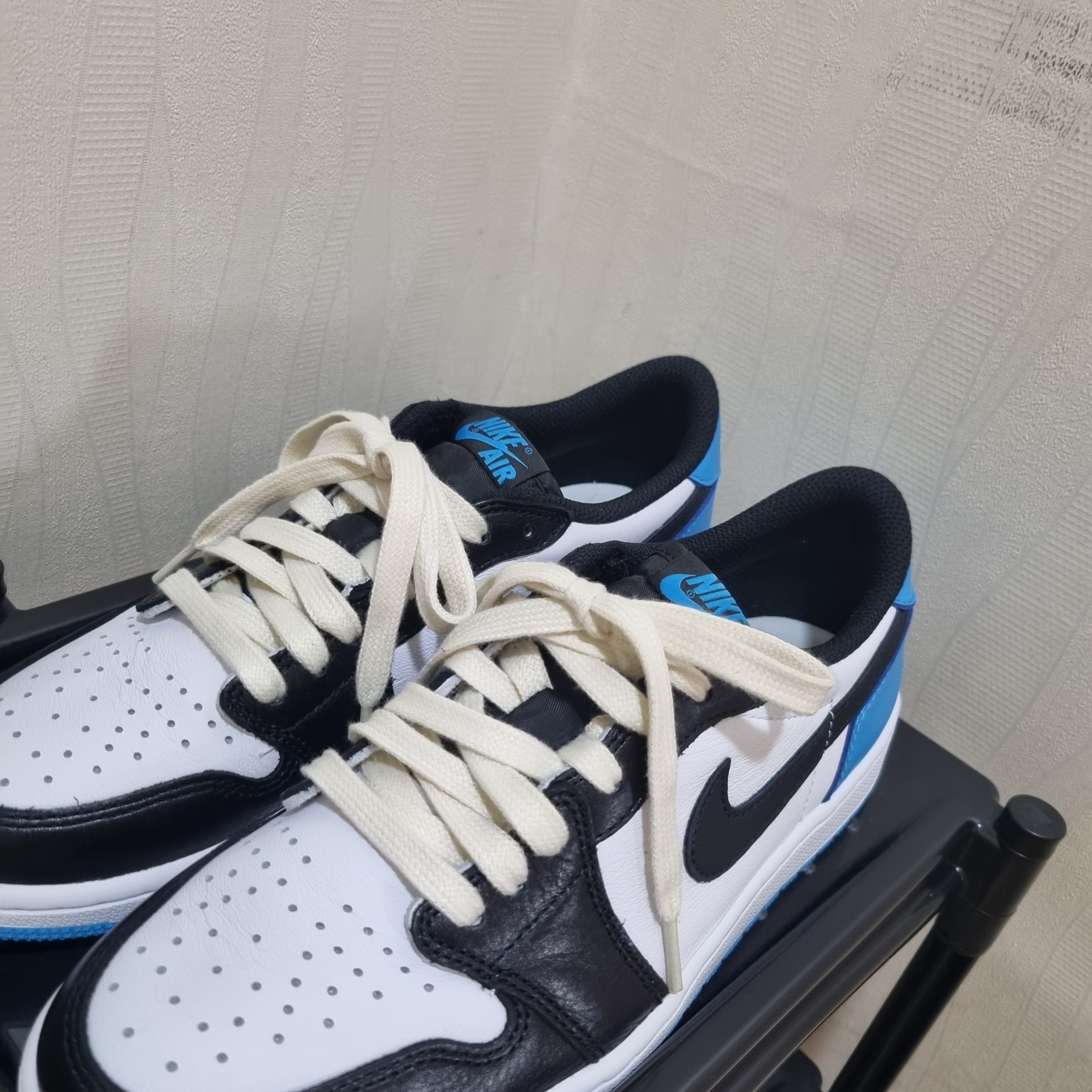 Jordan 1 Retro Low OG Black and Dark Powder Blue 착용 스타일