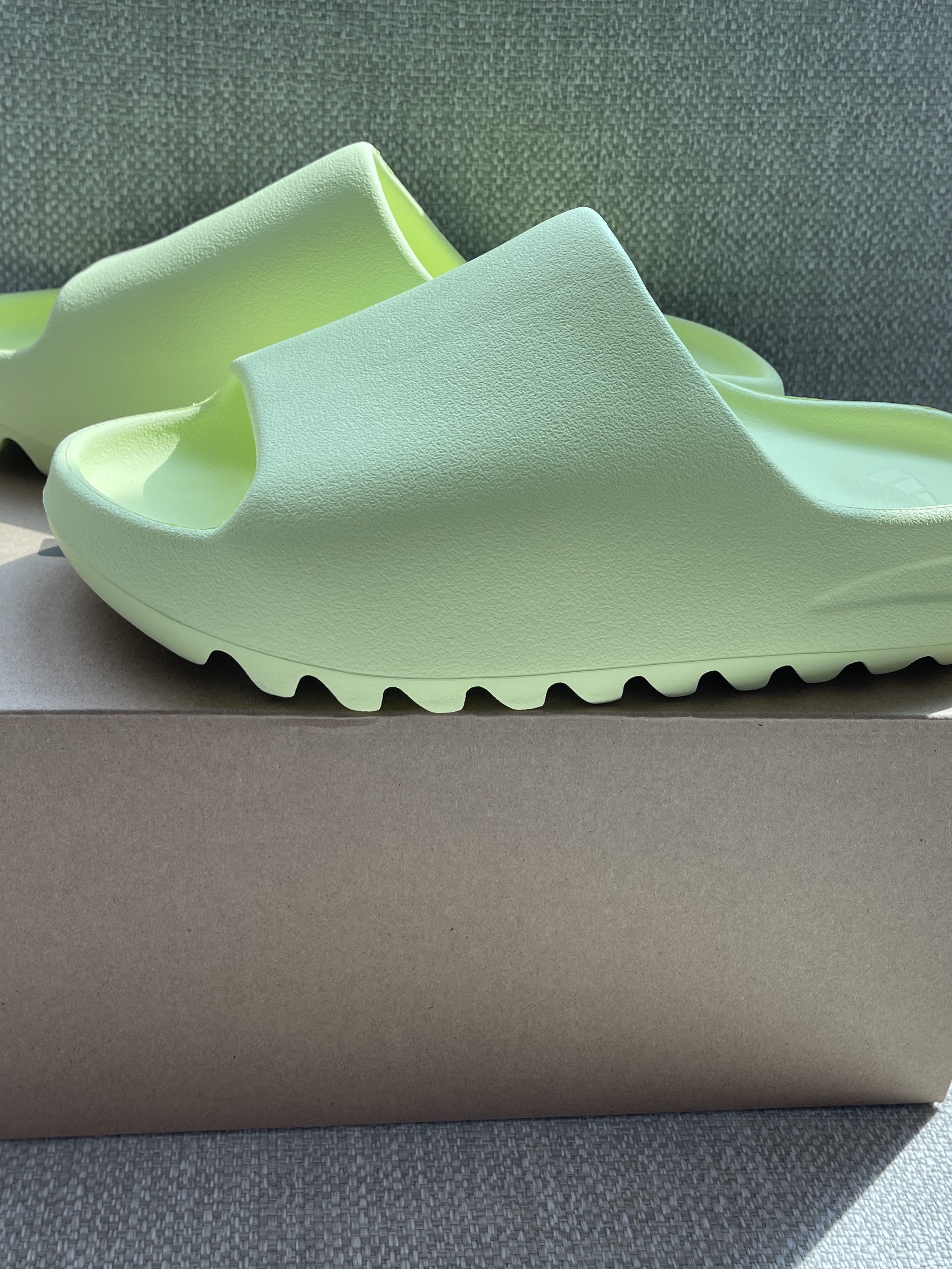 Adidas Yeezy Slide Glow Green 2022/2023 착용 스타일 - 5