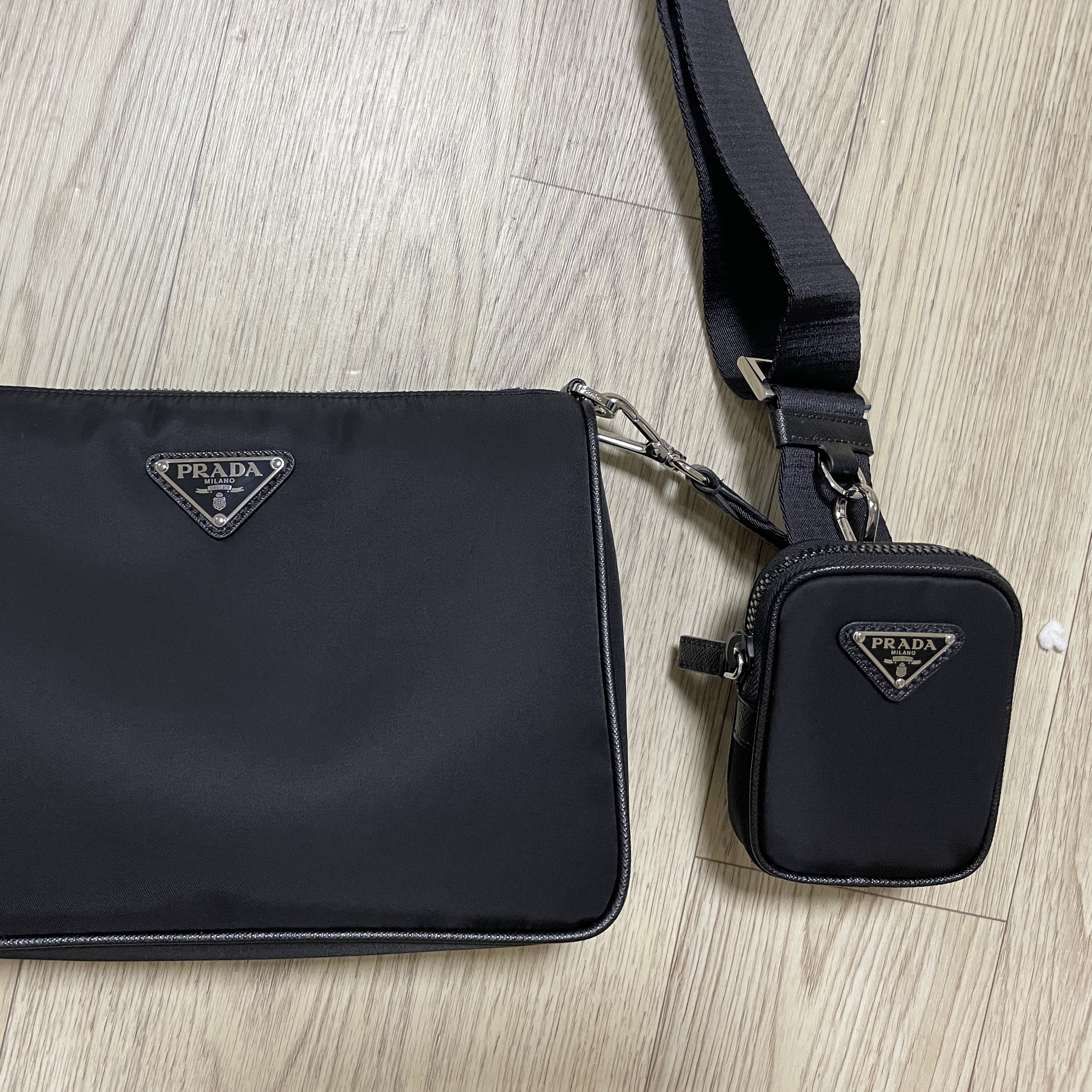 Prada Re-Nylon and Saffiano Leather Shoulder Bag Black 착용 스타일