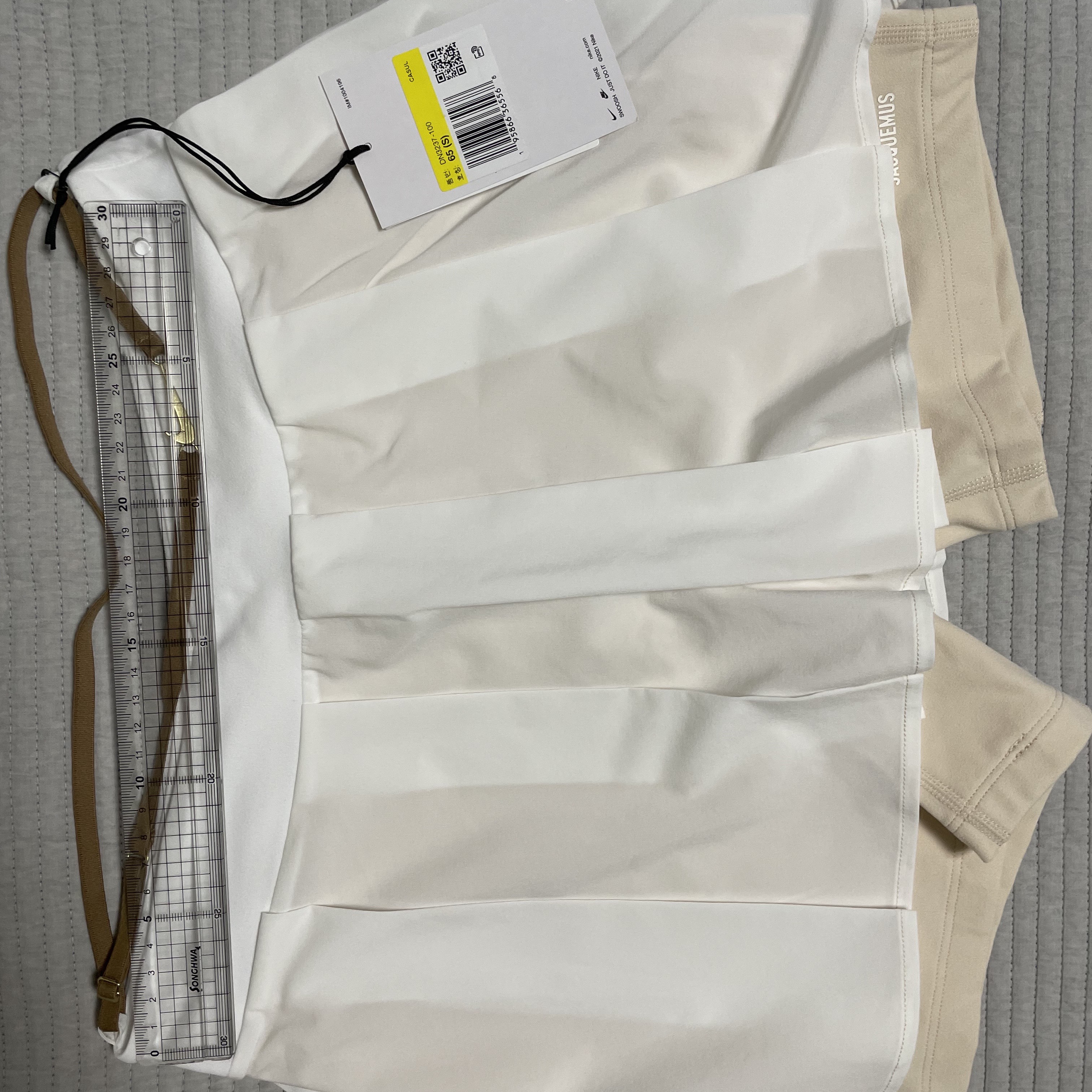 (W) Nike x Jacquemus NRG Pleated Mini Skirt White - Asia 착용 스타일 - 1
