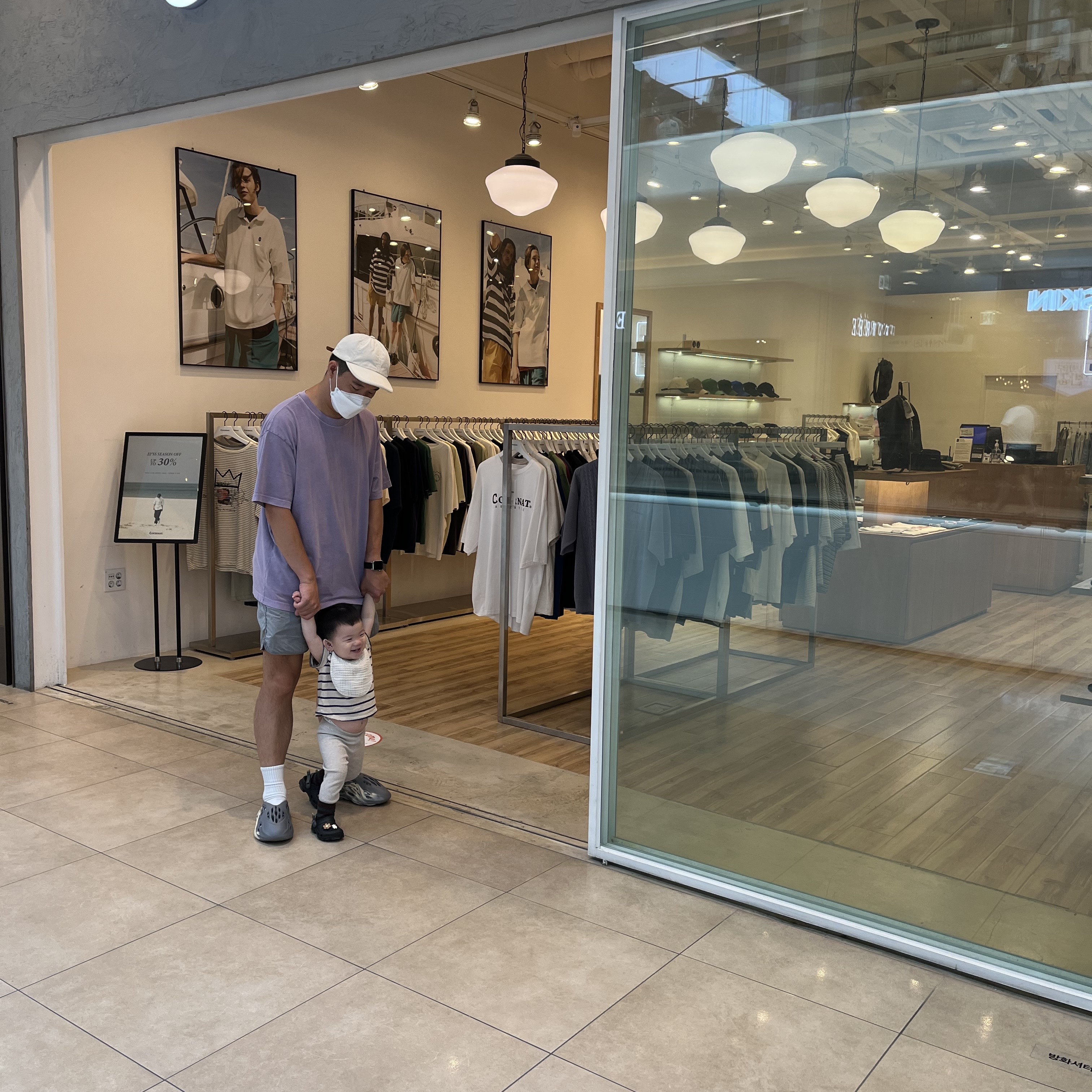 Adidas Yeezy Foam RNNR MXT Moon Gray, Crocs x Pleasures All Terrain Clog Black 착용 스타일