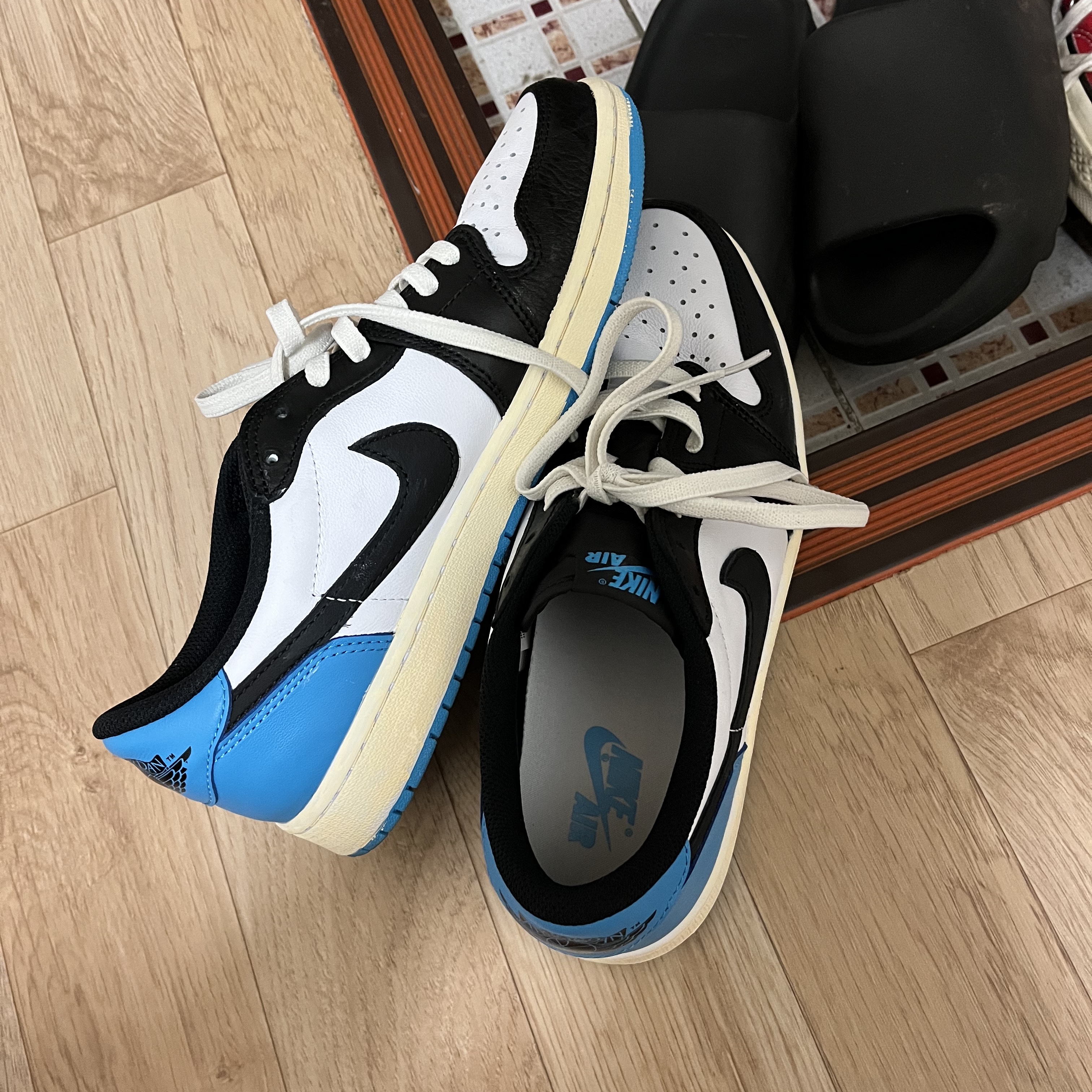 Jordan 1 Retro Low OG Black and Dark Powder Blue 착용 스타일
