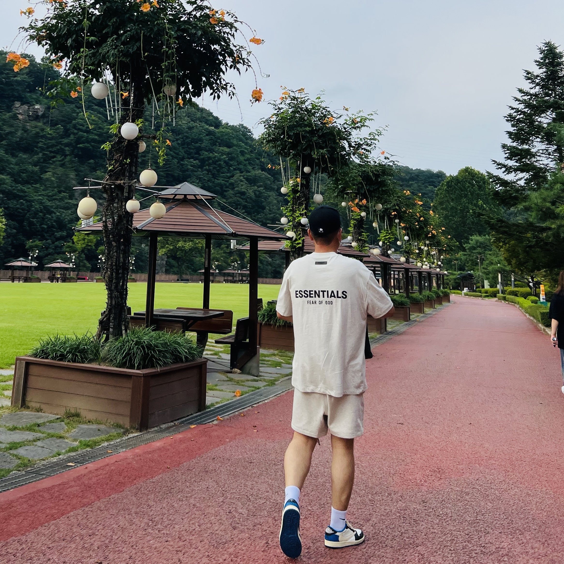 Essentials The Core Collection T-Shirt Light Oatmeal, Essentials The Core Collection Sweatshorts Light Oatmeal 착용 스타일 - 3