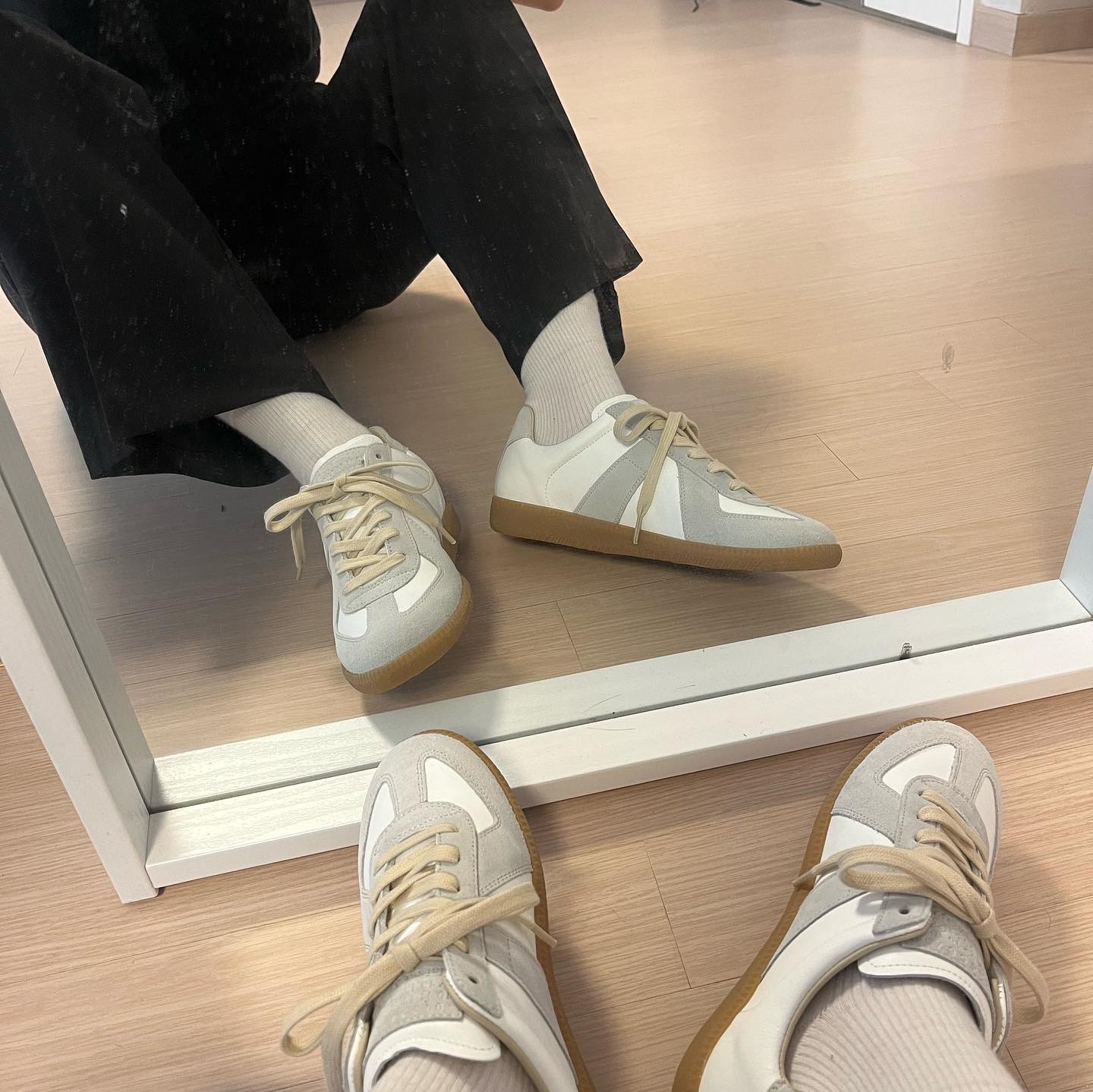 (W) Maison Margiela Calfskin Replica Sneakers White 착용 스타일 - 2