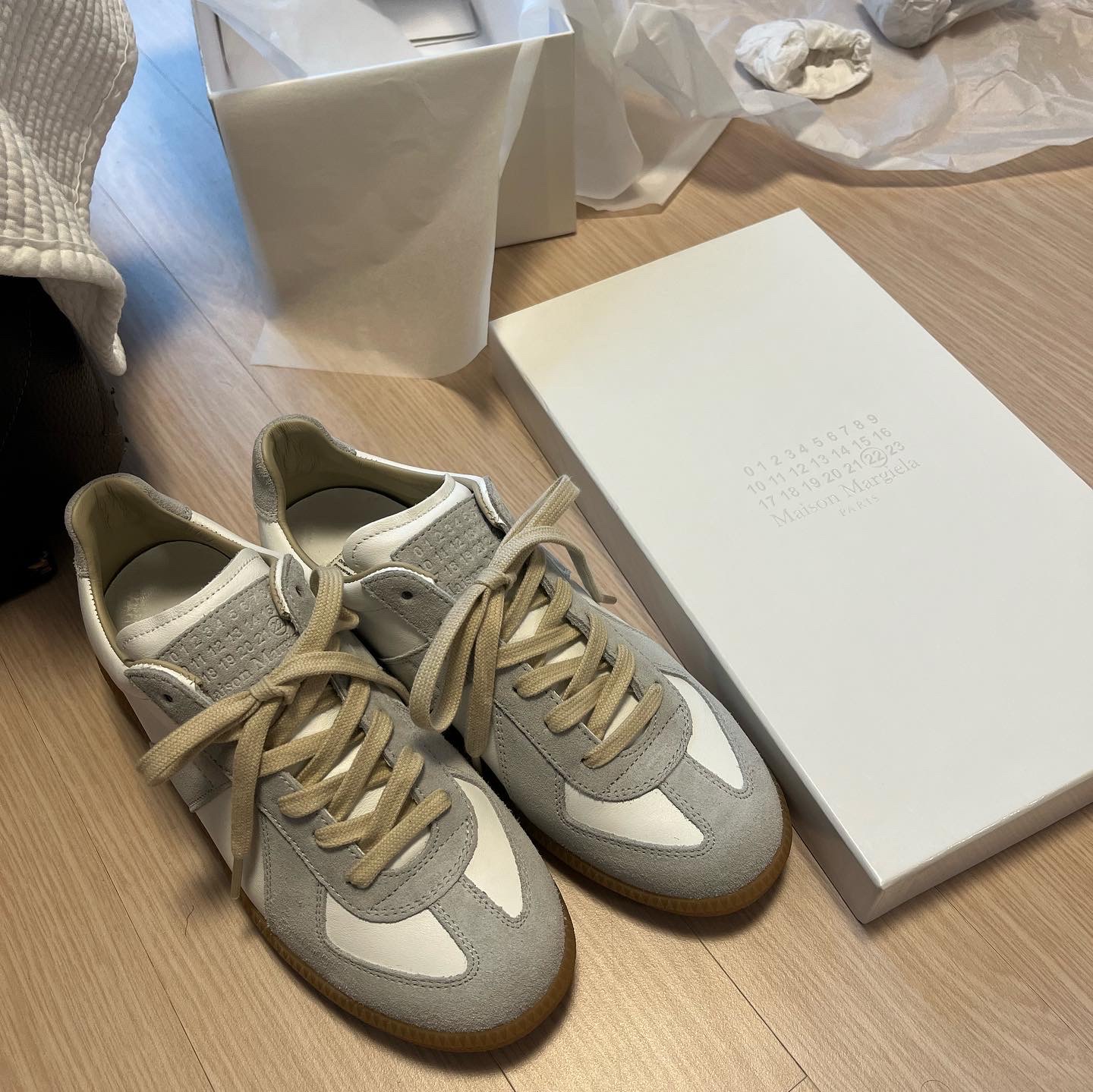 (W) Maison Margiela Calfskin Replica Sneakers White 착용 스타일 - 3