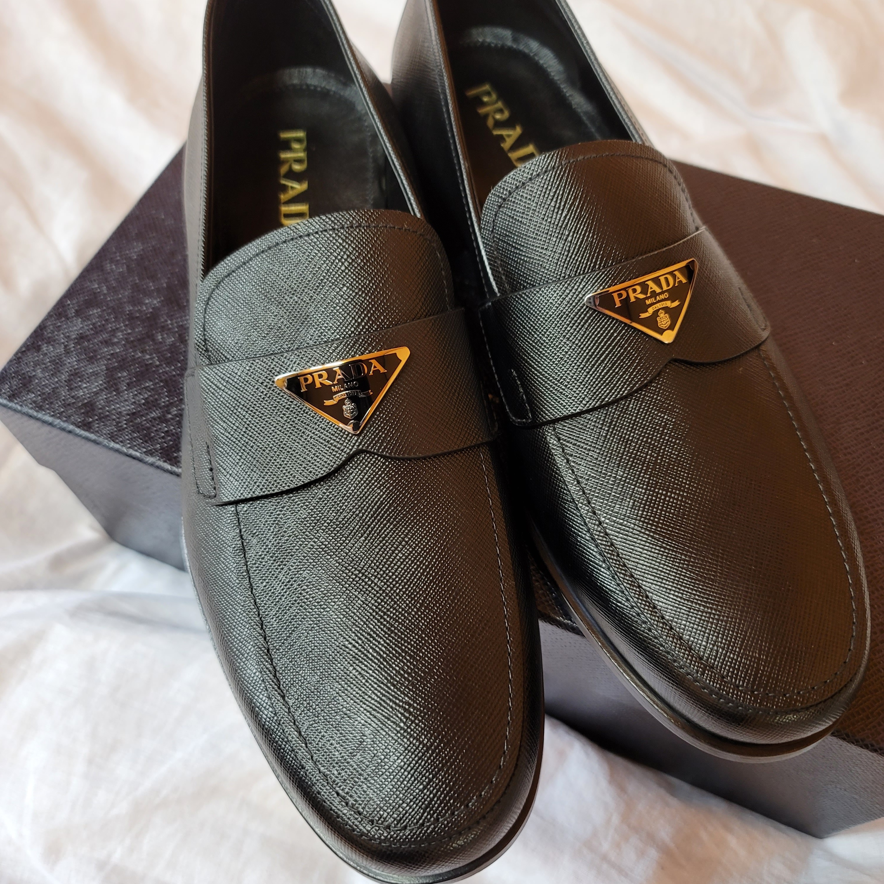Prada Saffiano Leather Loafers Black 착용 스타일