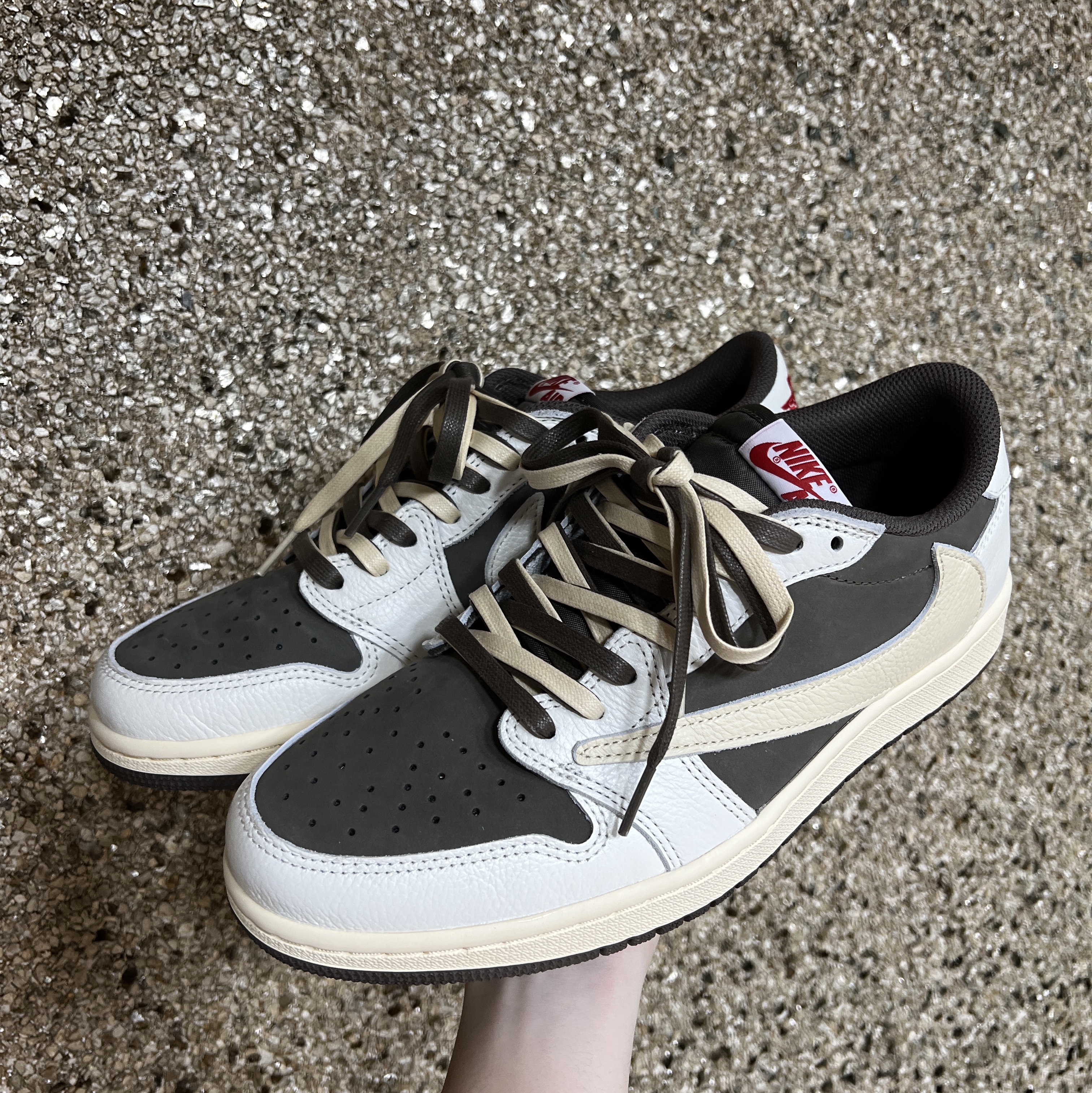 Jordan 1 x Travis Scott Retro Low OG SP Sail and Ridgerock 착용 스타일