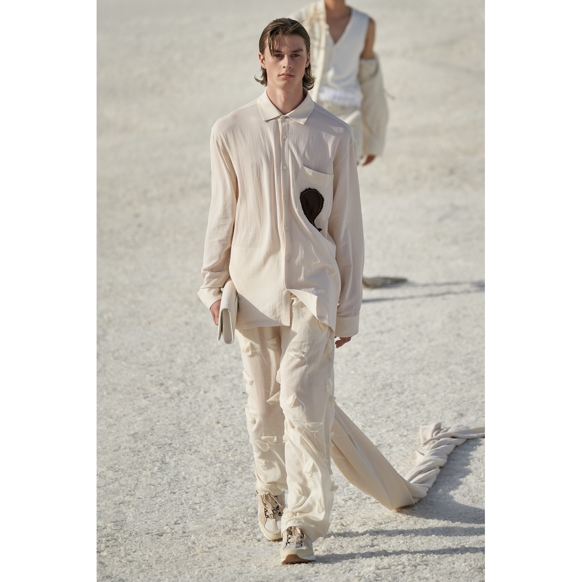 Nike x Jacquemus Air Humara LX Light Bone and Gold 착용 스타일 - 2