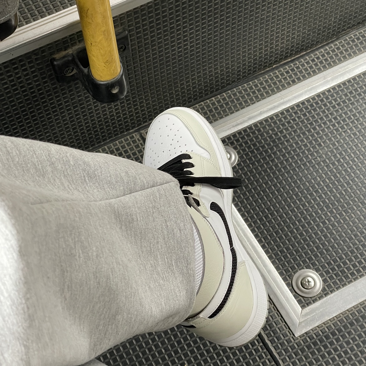 (W) Jordan 1 Zoom Air CMFT Light Bone 착용 스타일 - 2