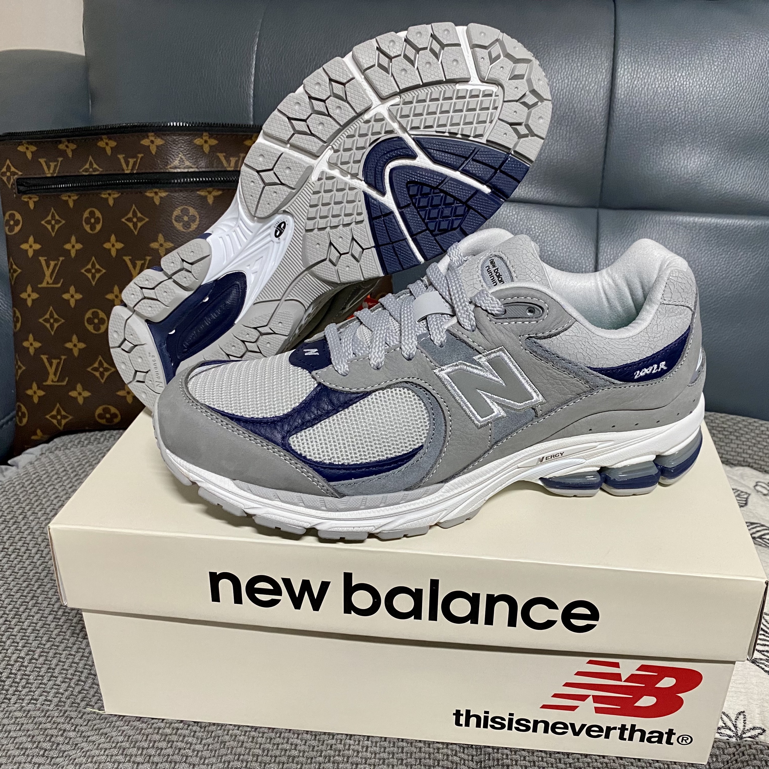 New Balance x Thisisneverthat 2002R 2022 Downtown Run 착용 스타일 - 1
