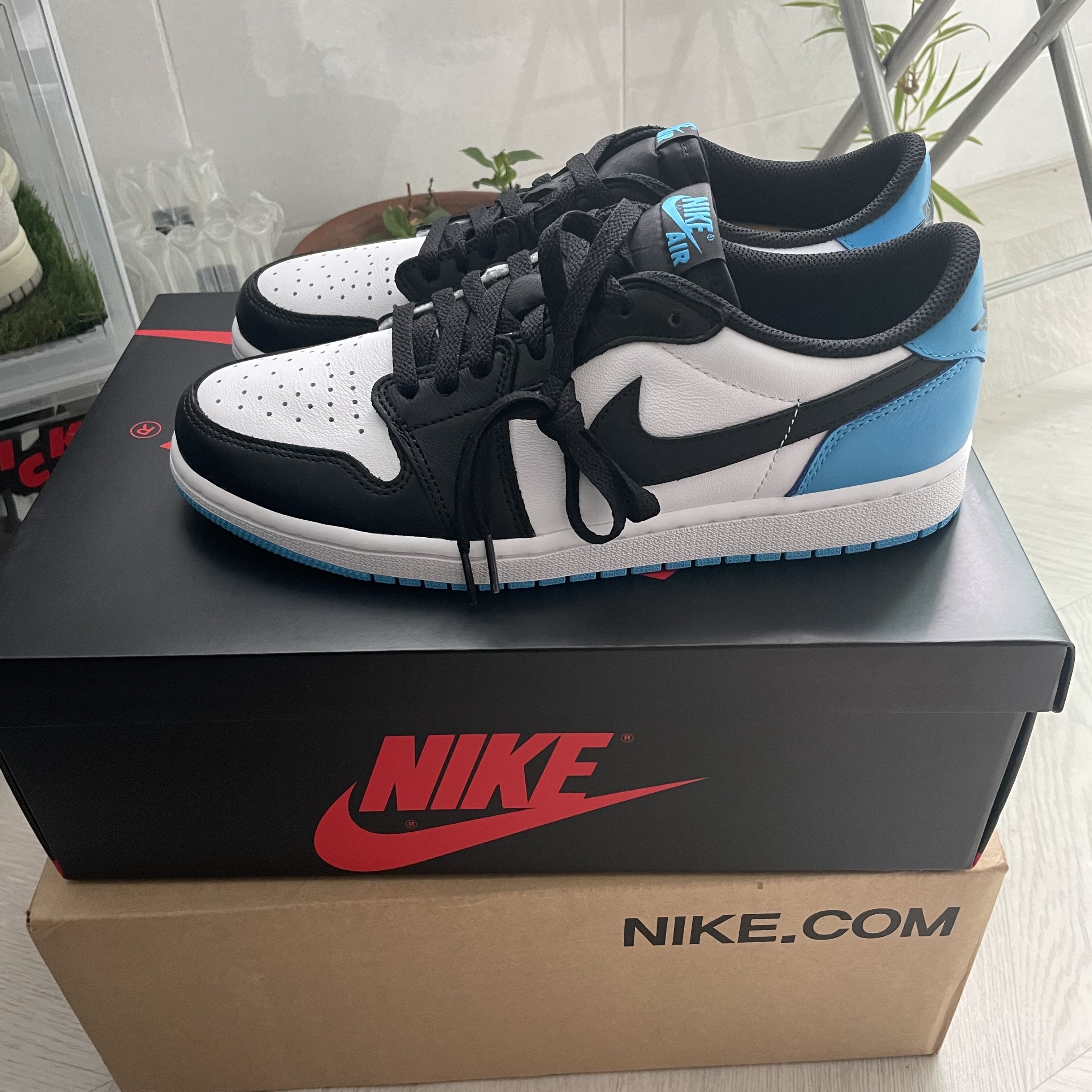 Jordan 1 Retro Low OG Black and Dark Powder Blue 착용 스타일