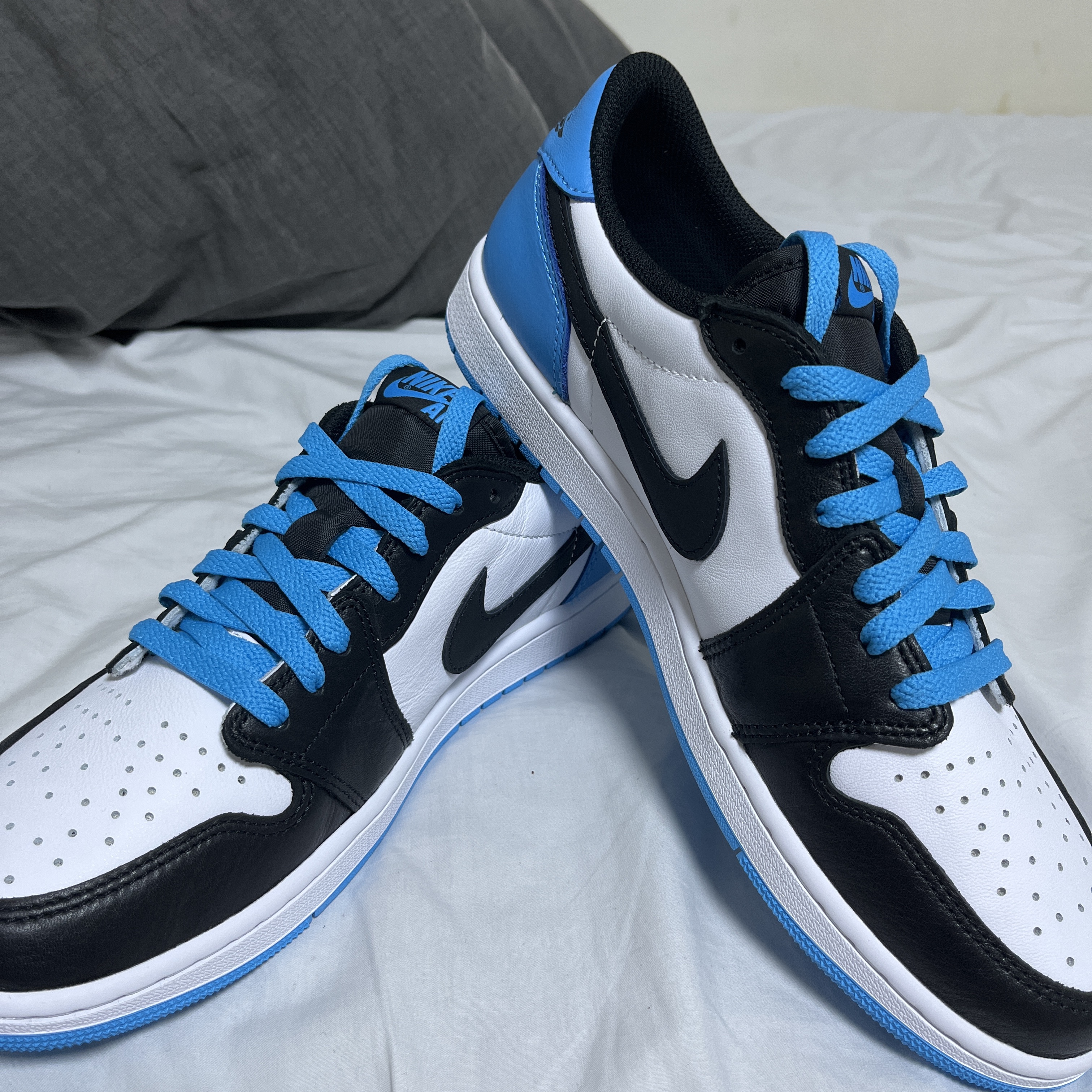 Jordan 1 Retro Low OG Black and Dark Powder Blue 착용 스타일