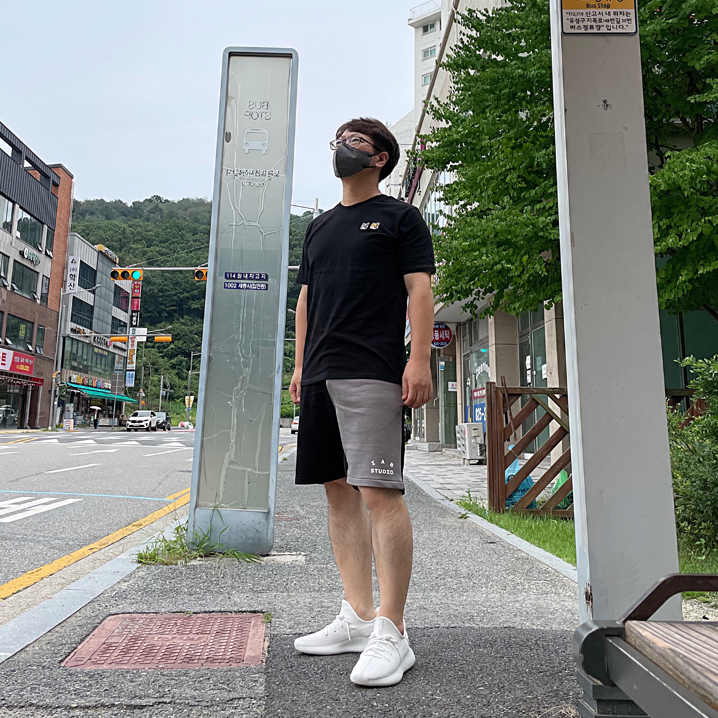 Adidas Yeezy Boost 350 V2 Cream/Triple White 착용 스타일 - 1
