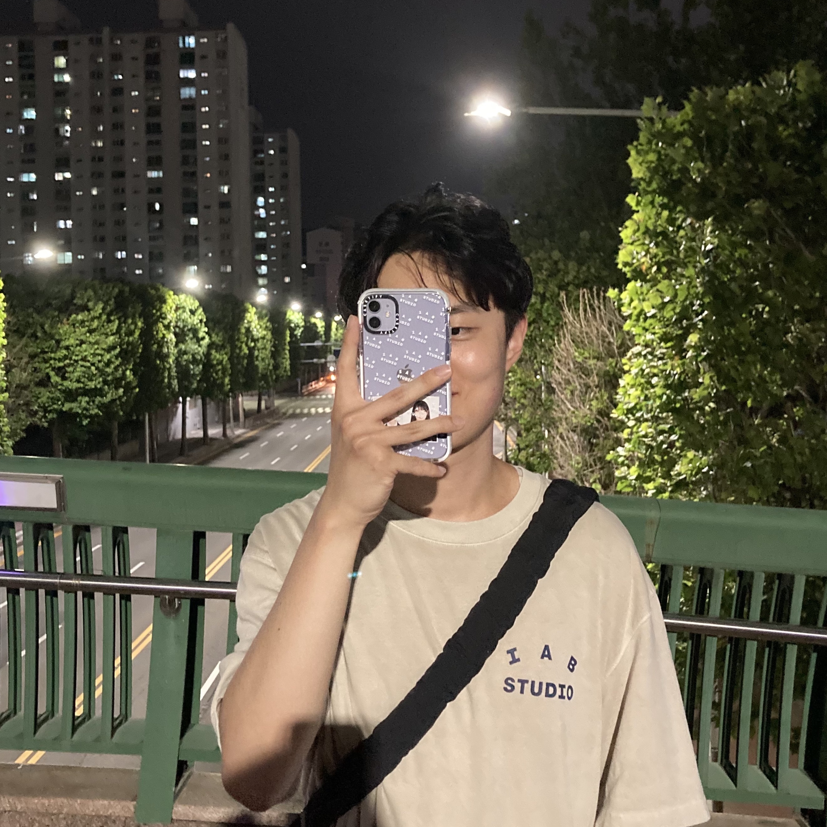 IAB Studio Pigment T-Shirt Oatmeal, Casetify x IAB Studio iPhone White Monogram Logo Impact Case Frost White 착용 스타일 - 1