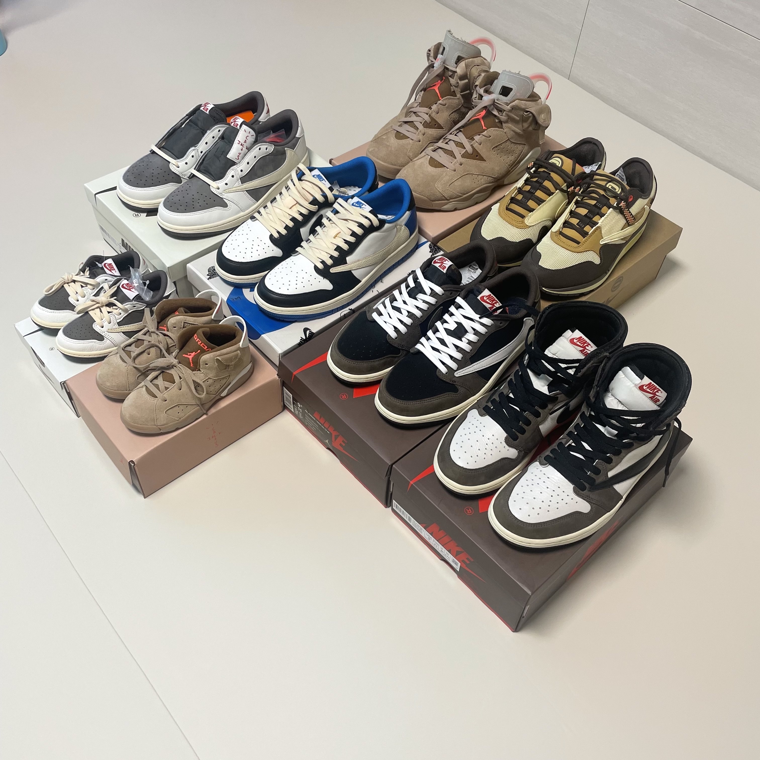 Jordan 1 x Travis Scott Retro Low OG SP Sail and Ridgerock, Nike x Travis Scott Air Max 1 Cact.us Brown 착용 스타일 - 1