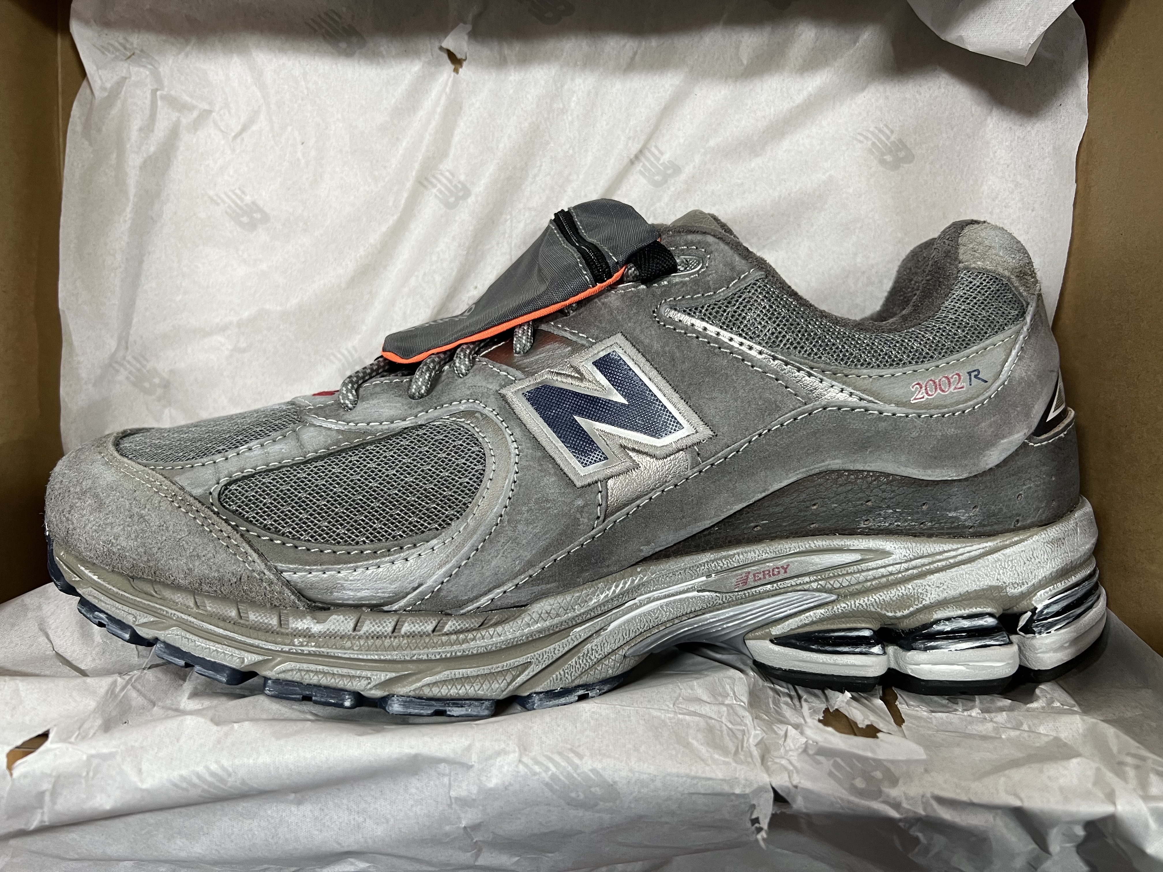 New Balance 2002R Premium Vintage Grey 착용 스타일
