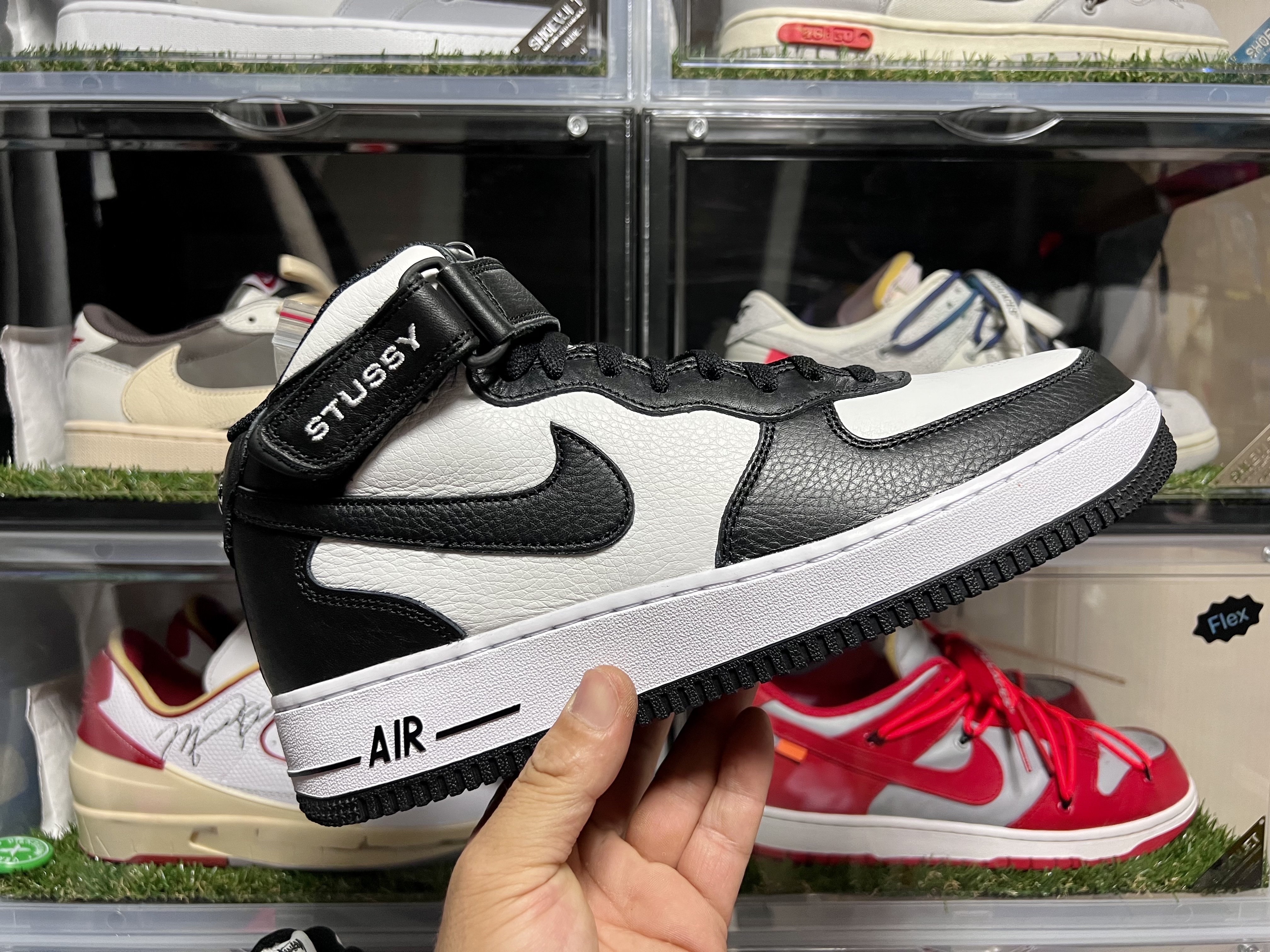 Nike x Stussy Air Force 1 '07 Mid SP Black and Light Bone 착용 스타일 - 1