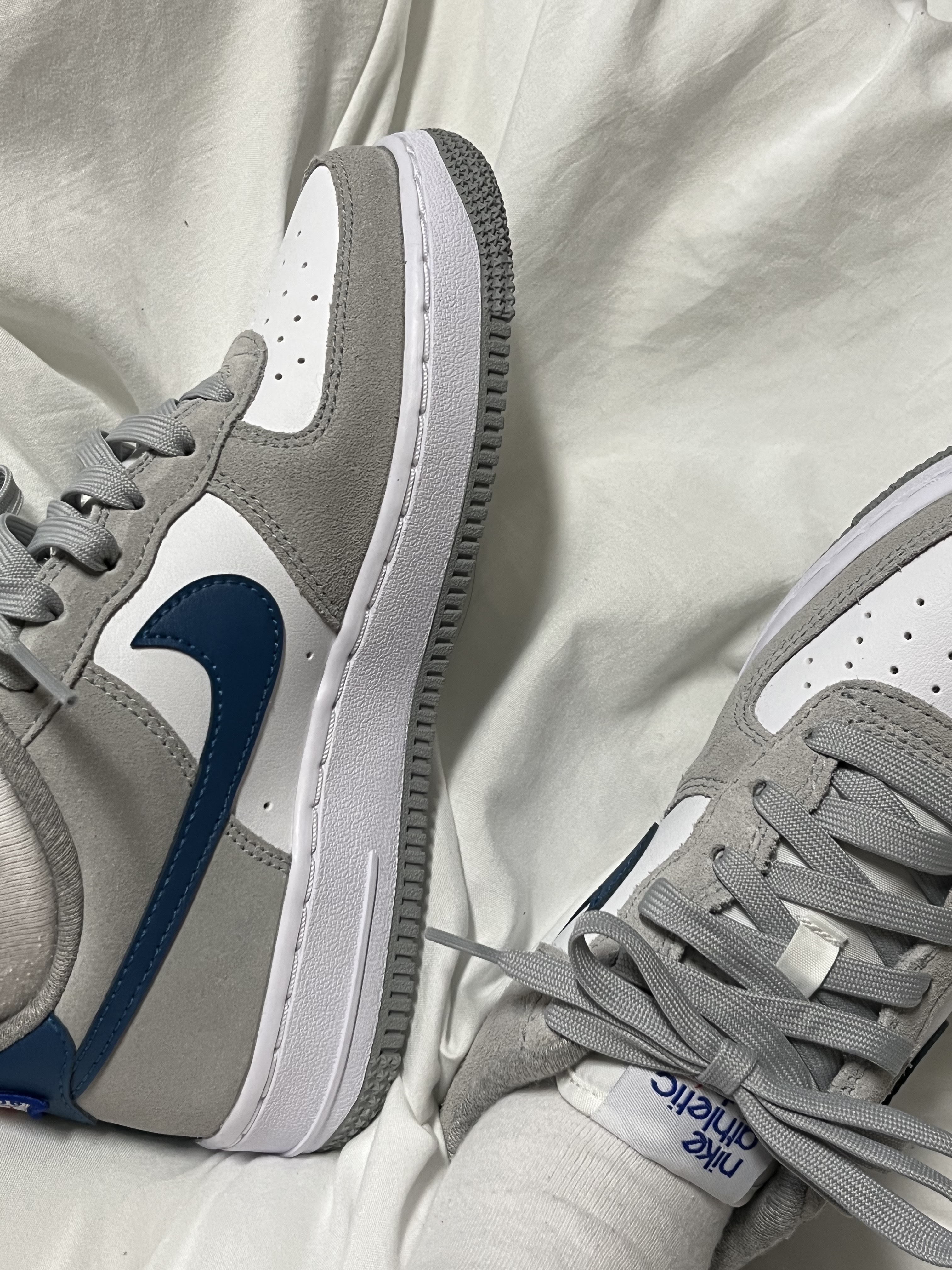 Nike Air Force 1 '07 LV8 Athletic Club Light Smoke Grey Marina 착용 스타일 - 2