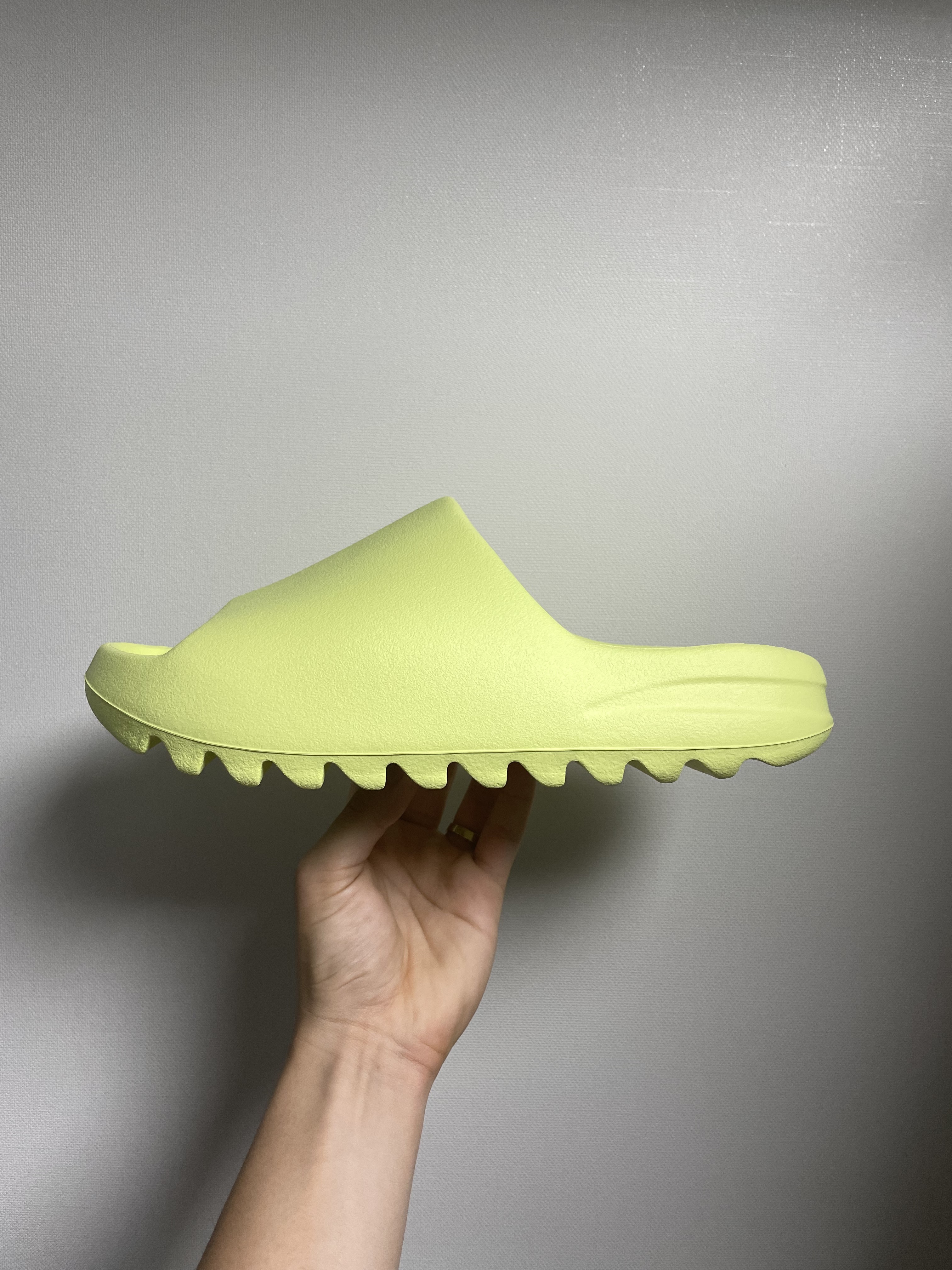 Adidas Yeezy Slide Glow Green 2022/2023 착용 스타일 - 1