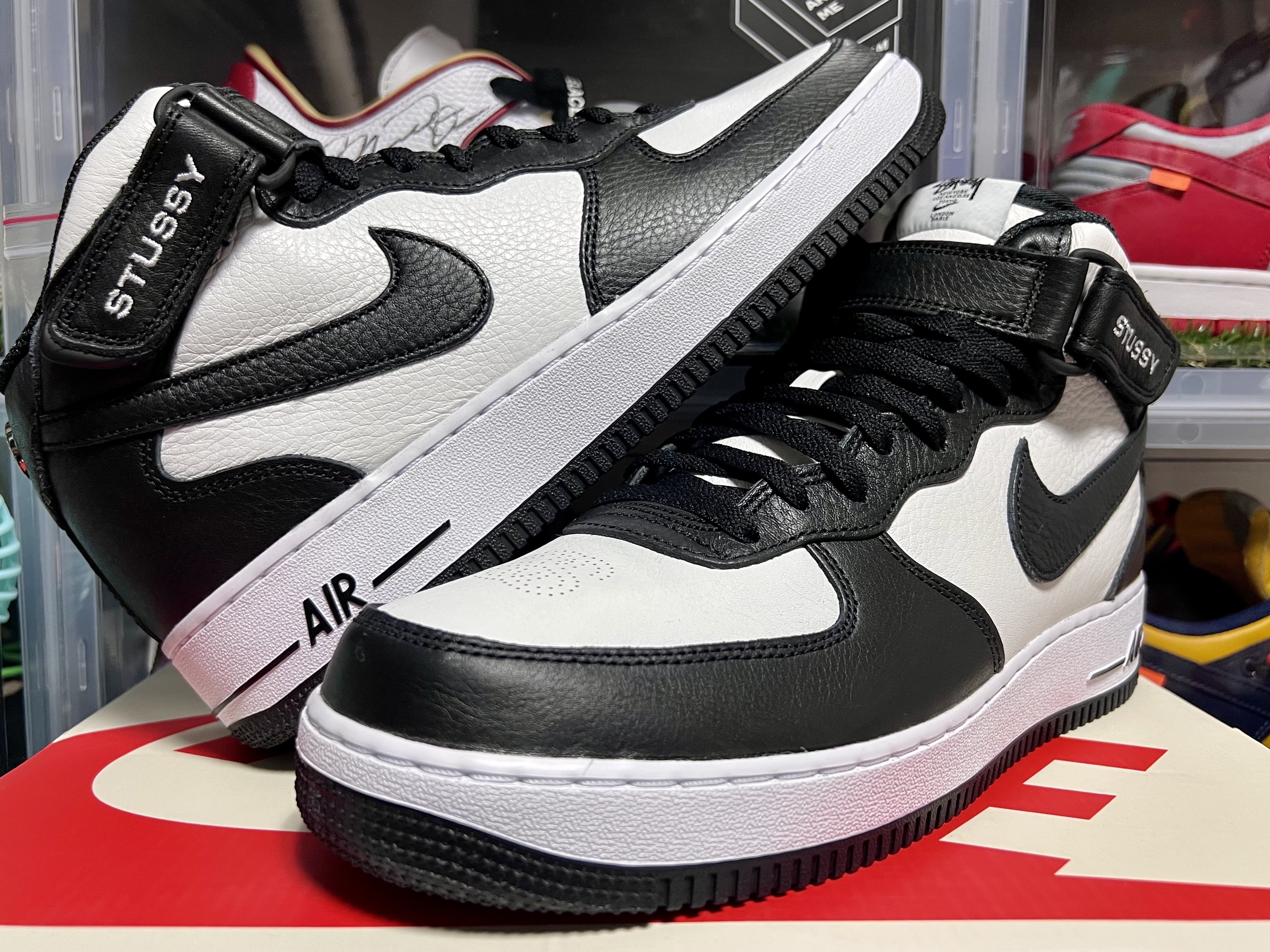 Nike x Stussy Air Force 1 '07 Mid SP Black and Light Bone 착용 스타일 - 2