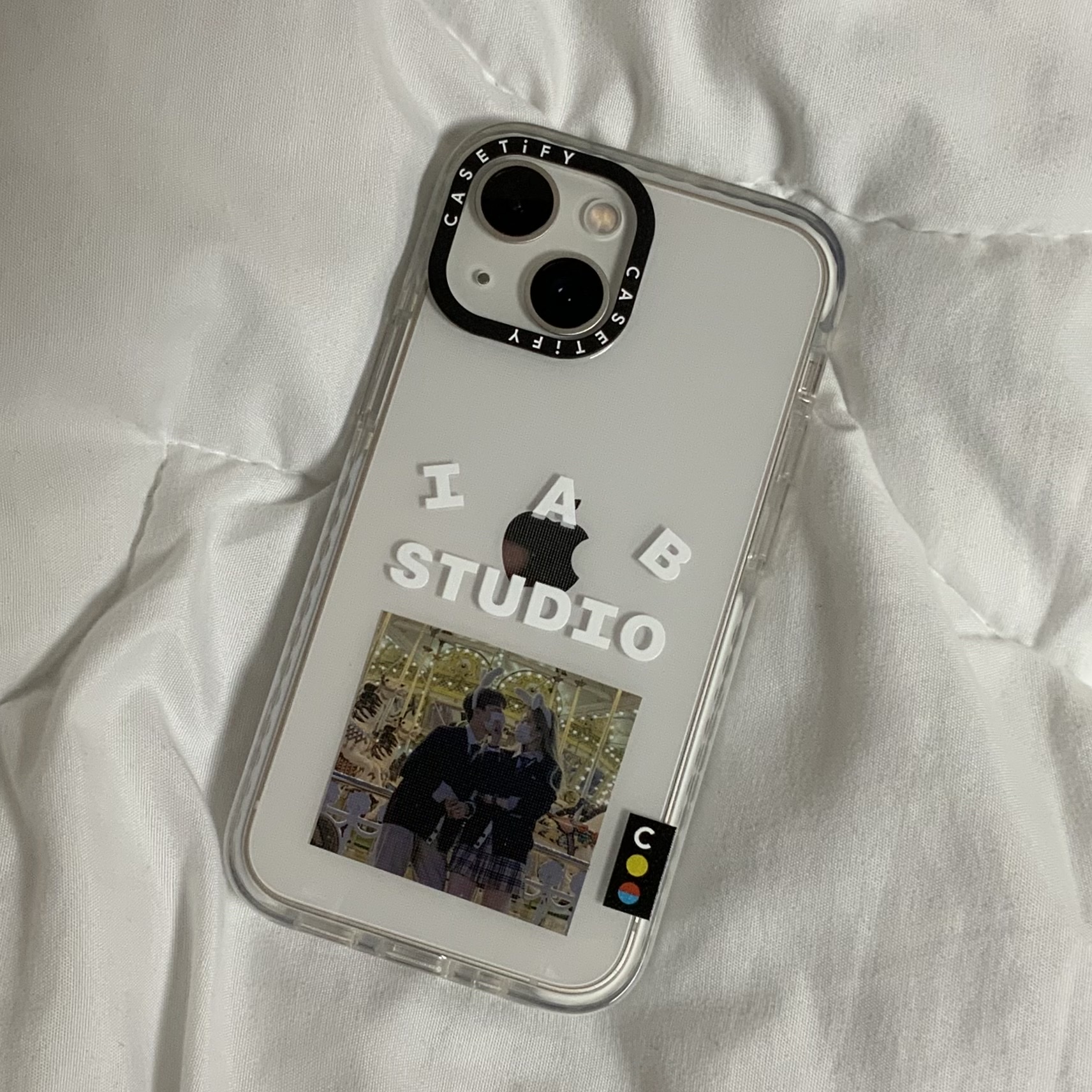 Casetify x IAB Studio iPhone White Logo Impact Case Frost White, Casetify x IAB Studio Single White Logo AirPods Pro Case Clear 착용 스타일 - 1