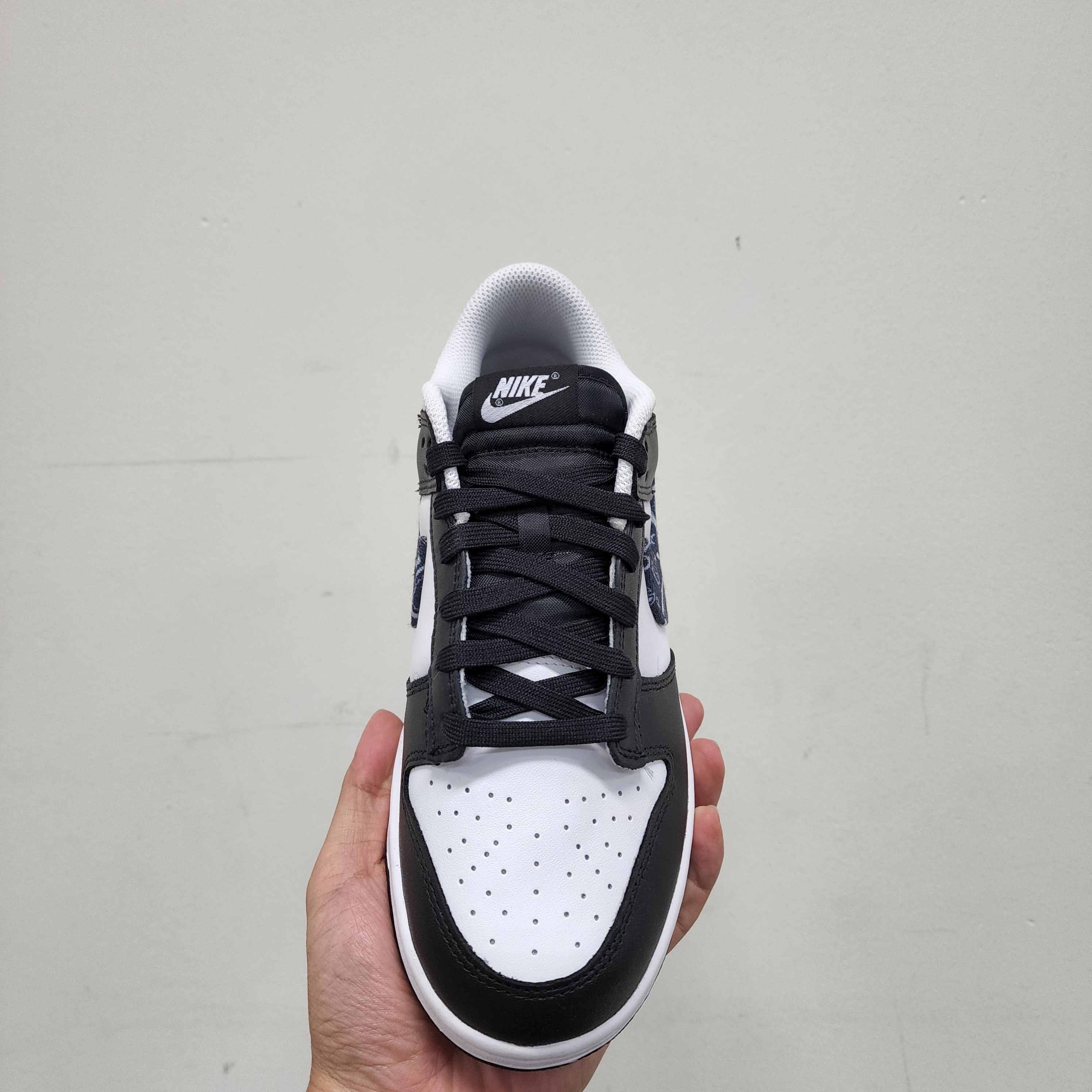 (W) Nike Dunk Low Essential Black Paisley 착용 스타일 - 4